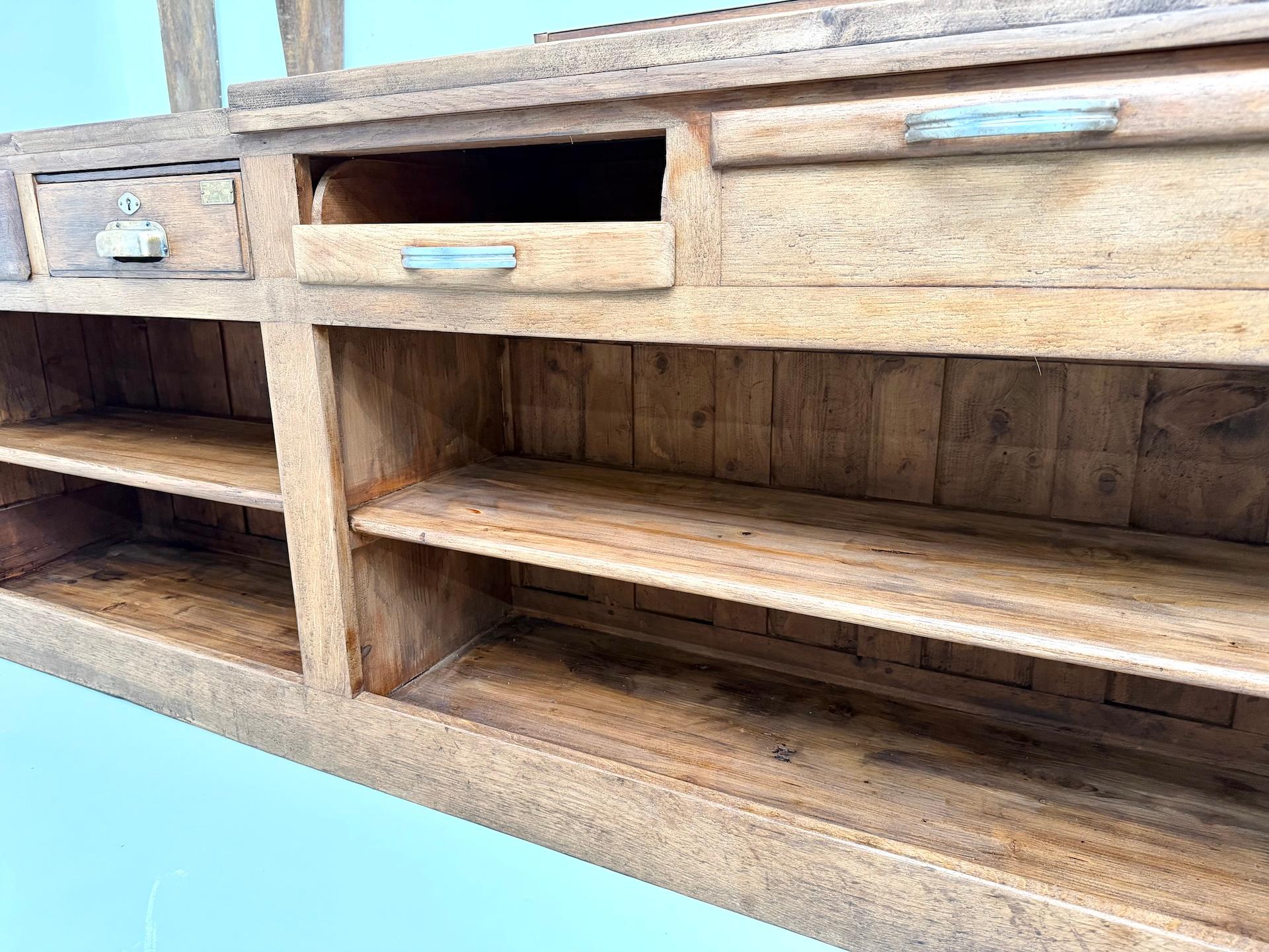 Grande bancone da negozio francese antico, circa 1930, in legno massiccio di quercia e pino. in vendita 9