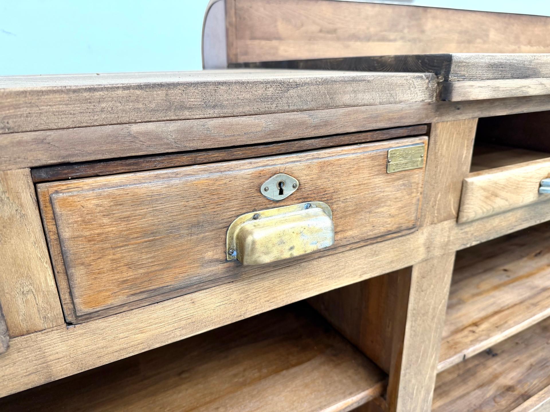 Grande bancone da negozio francese antico, circa 1930, in legno massiccio di quercia e pino. in vendita 10