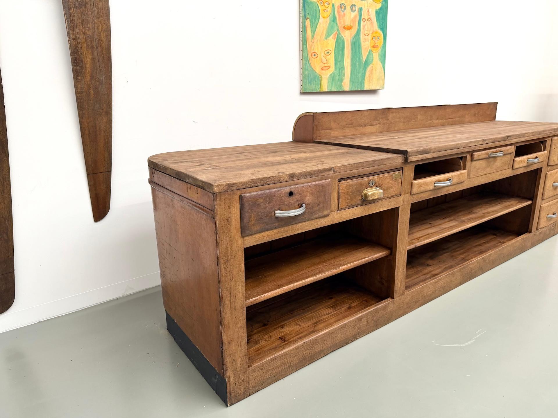 Grande bancone da negozio francese antico, circa 1930, in legno massiccio di quercia e pino. in vendita 11