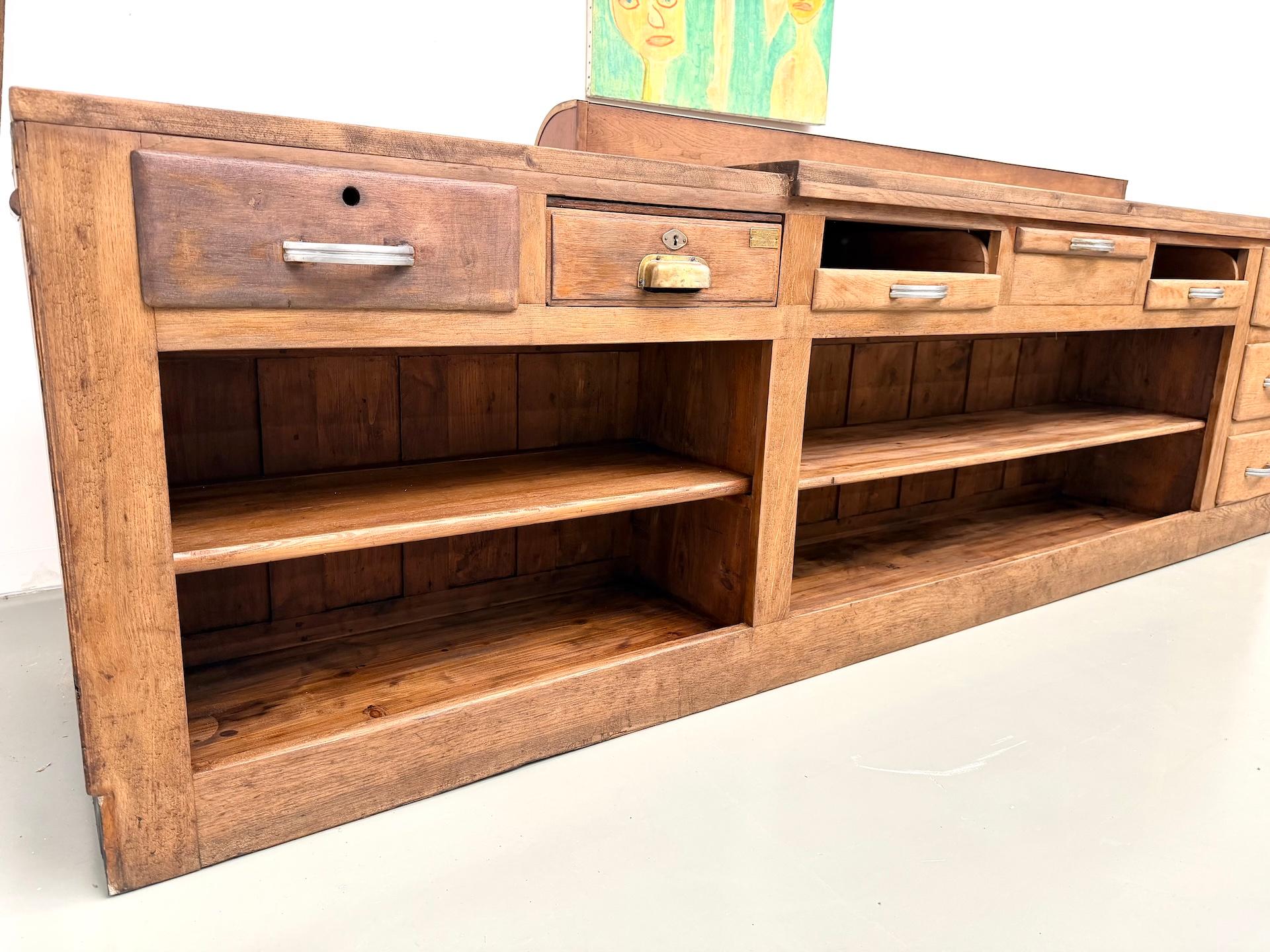 Grande bancone da negozio francese antico, circa 1930, in legno massiccio di quercia e pino. in vendita 12