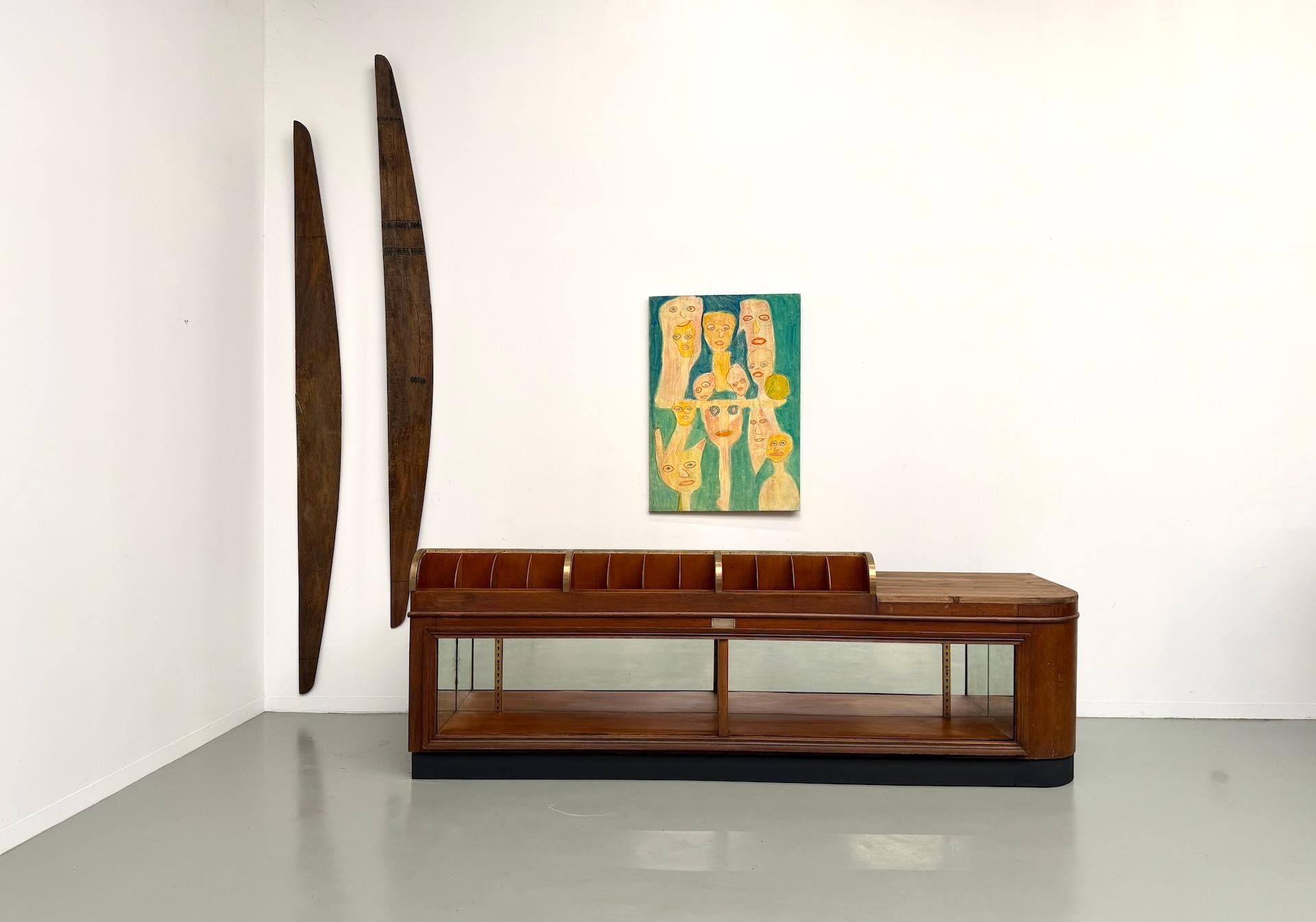 Grande bancone da negozio antico, circa 1930, in legno massiccio di quercia e pino.
La parte anteriore presenta una raffinata impiallacciatura in Oak con dodici scomparti da esposizione bordati in ottone.
Realizzato a Lione negli anni '30