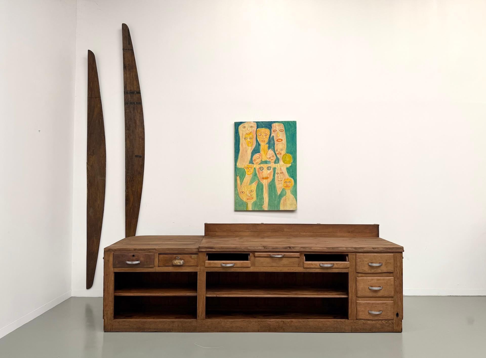 Grande bancone da negozio francese antico, circa 1930, in legno massiccio di quercia e pino. in vendita 13