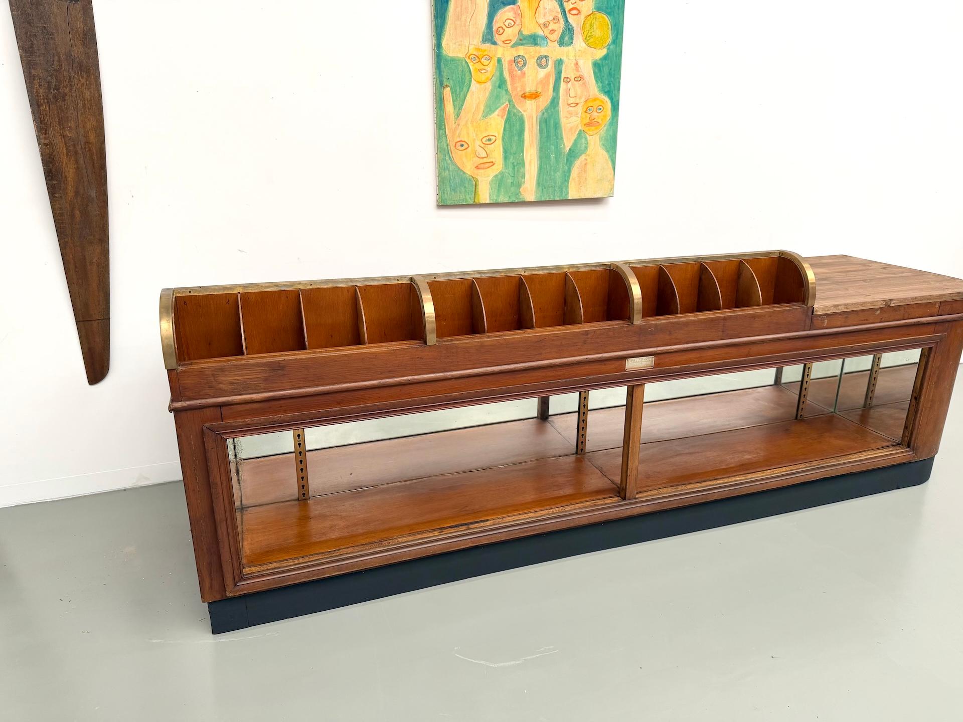 Stile provenzale Grande bancone da negozio francese antico, circa 1930, in legno massiccio di quercia e pino. in vendita