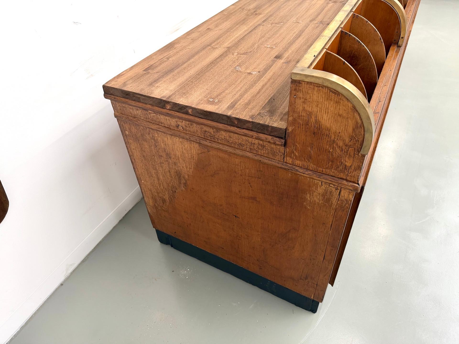 Grande bancone da negozio francese antico, circa 1930, in legno massiccio di quercia e pino. In condizioni buone in vendita a LYON, FR