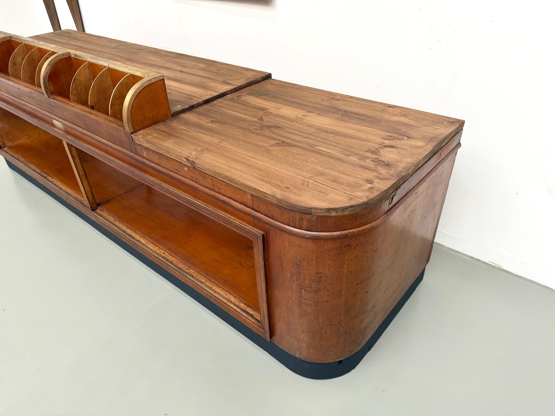 Metà XX secolo Grande bancone da negozio francese antico, circa 1930, in legno massiccio di quercia e pino. in vendita