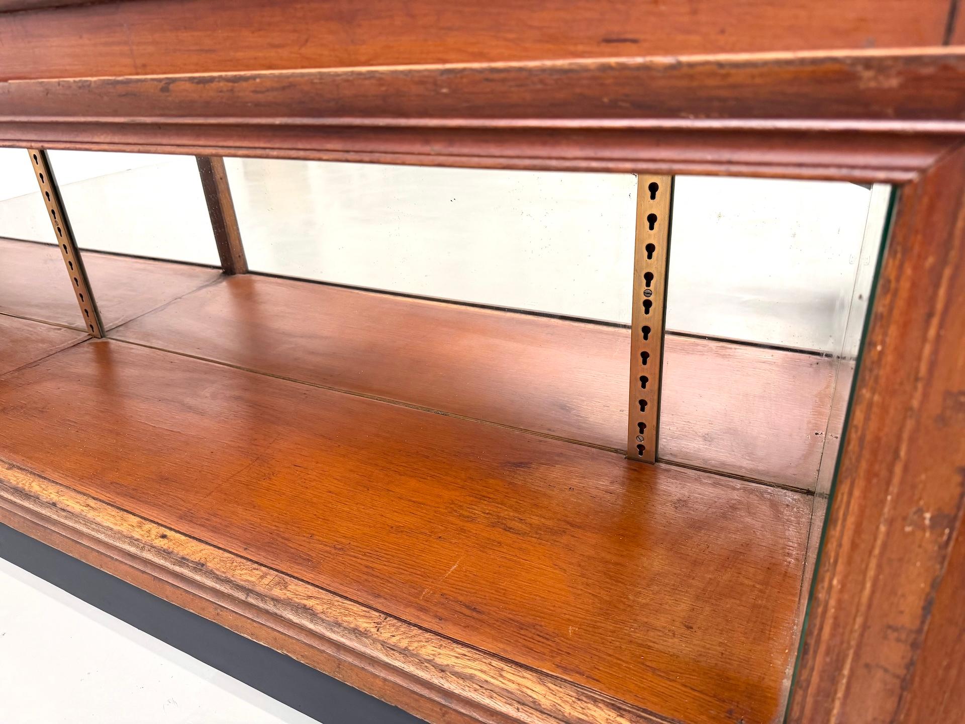 Quercia Grande bancone da negozio francese antico, circa 1930, in legno massiccio di quercia e pino. in vendita