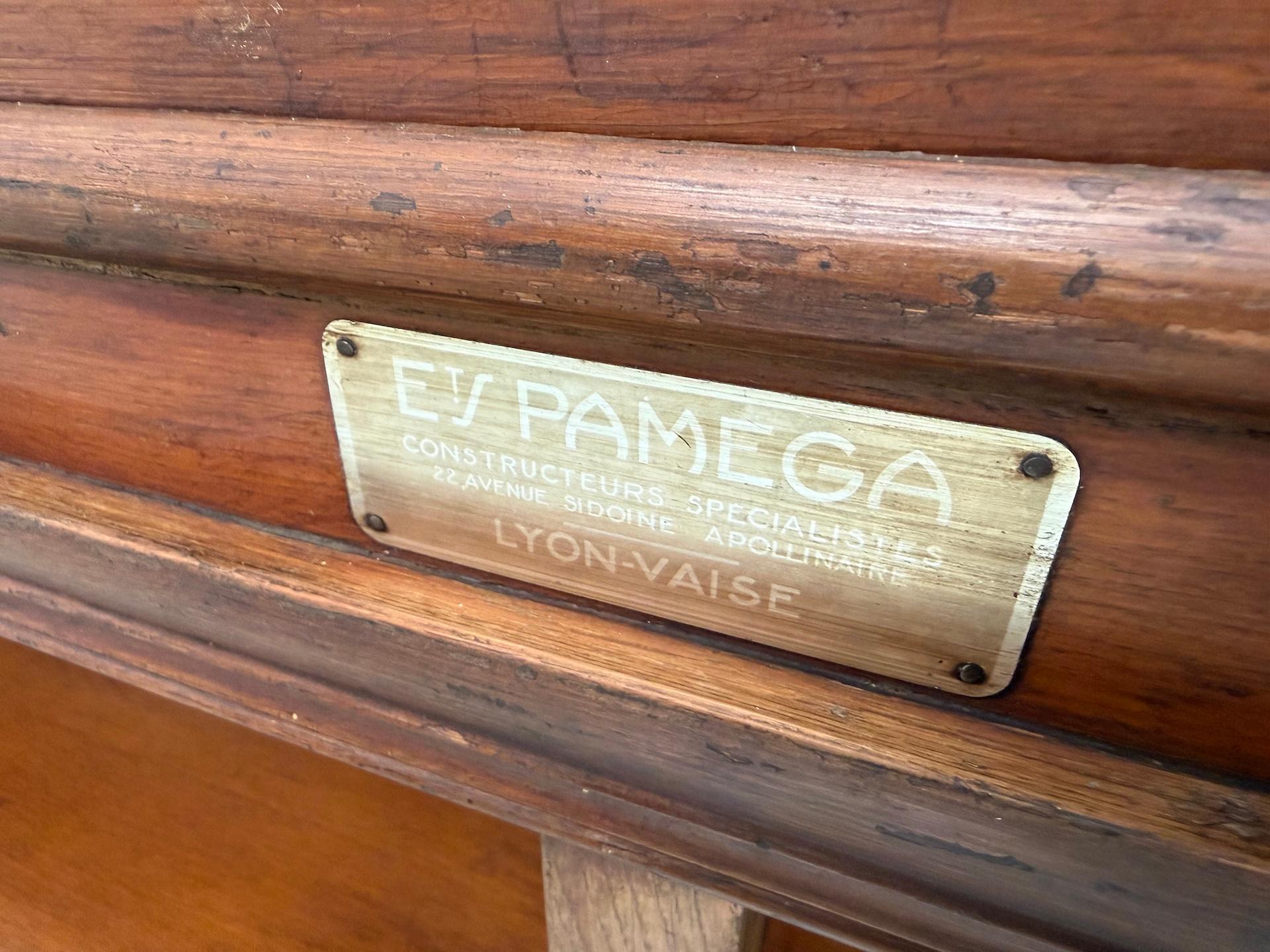 Grande bancone da negozio francese antico, circa 1930, in legno massiccio di quercia e pino. in vendita 1