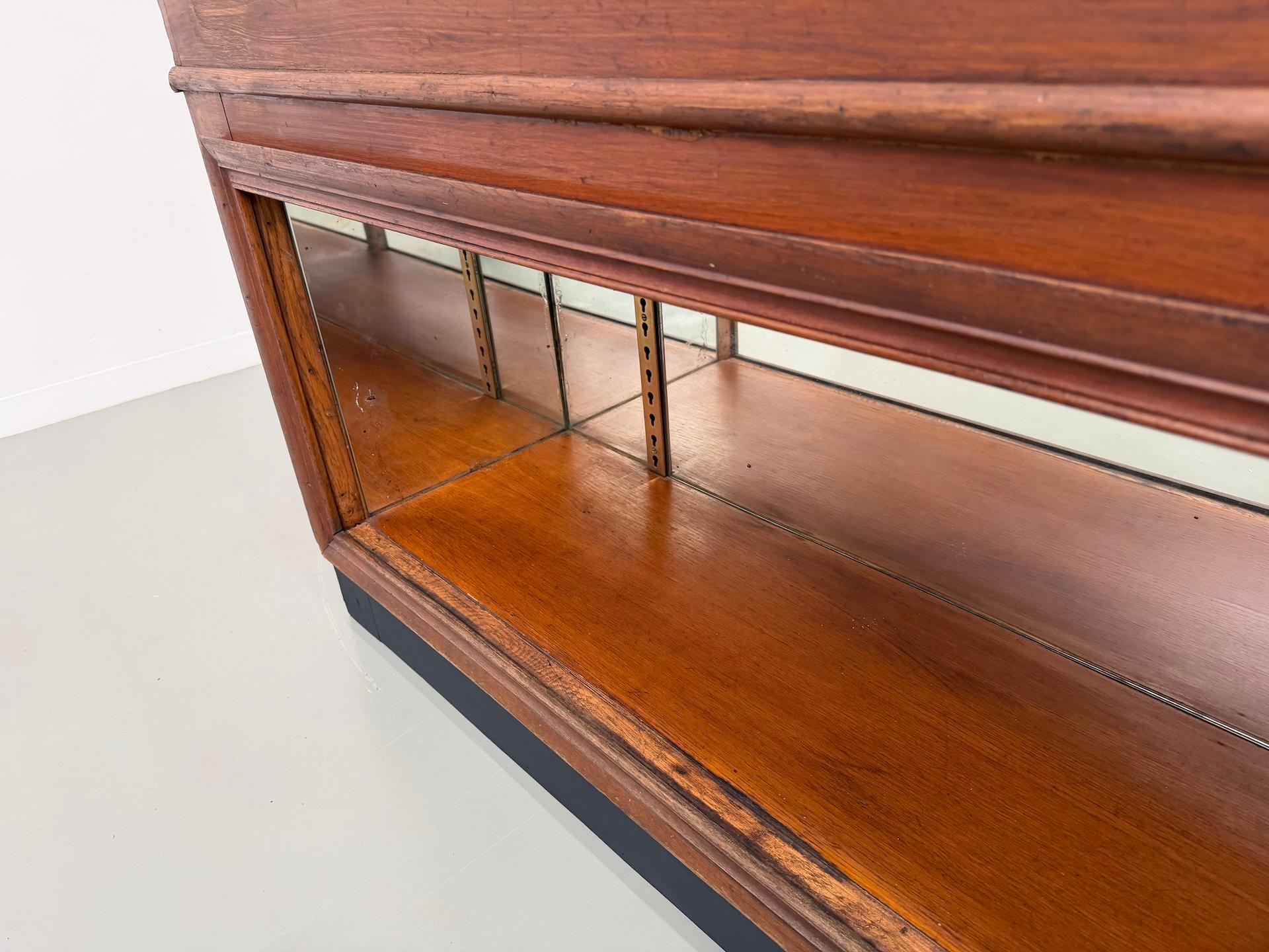 Grande bancone da negozio francese antico, circa 1930, in legno massiccio di quercia e pino. in vendita 2