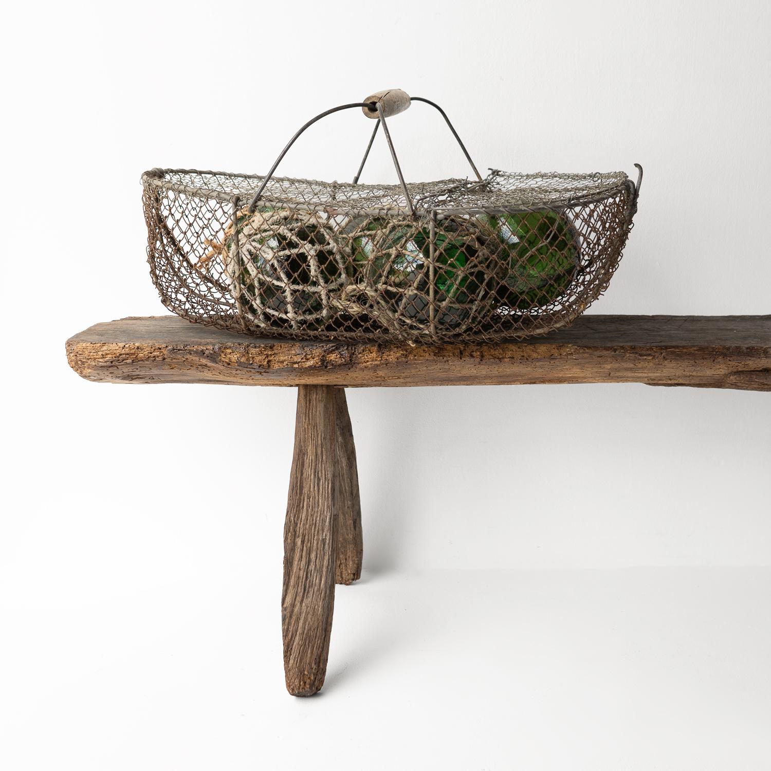 TRUG DA FORAGGIAMENTO VINTAGE 

Un esemplare insolito con un coperchio in filo metallico che può essere chiuso, originariamente progettato per impedire alle lumache vive di fuggire! 

Can potrebbe ora essere utilizzato per il suo scopo originale o