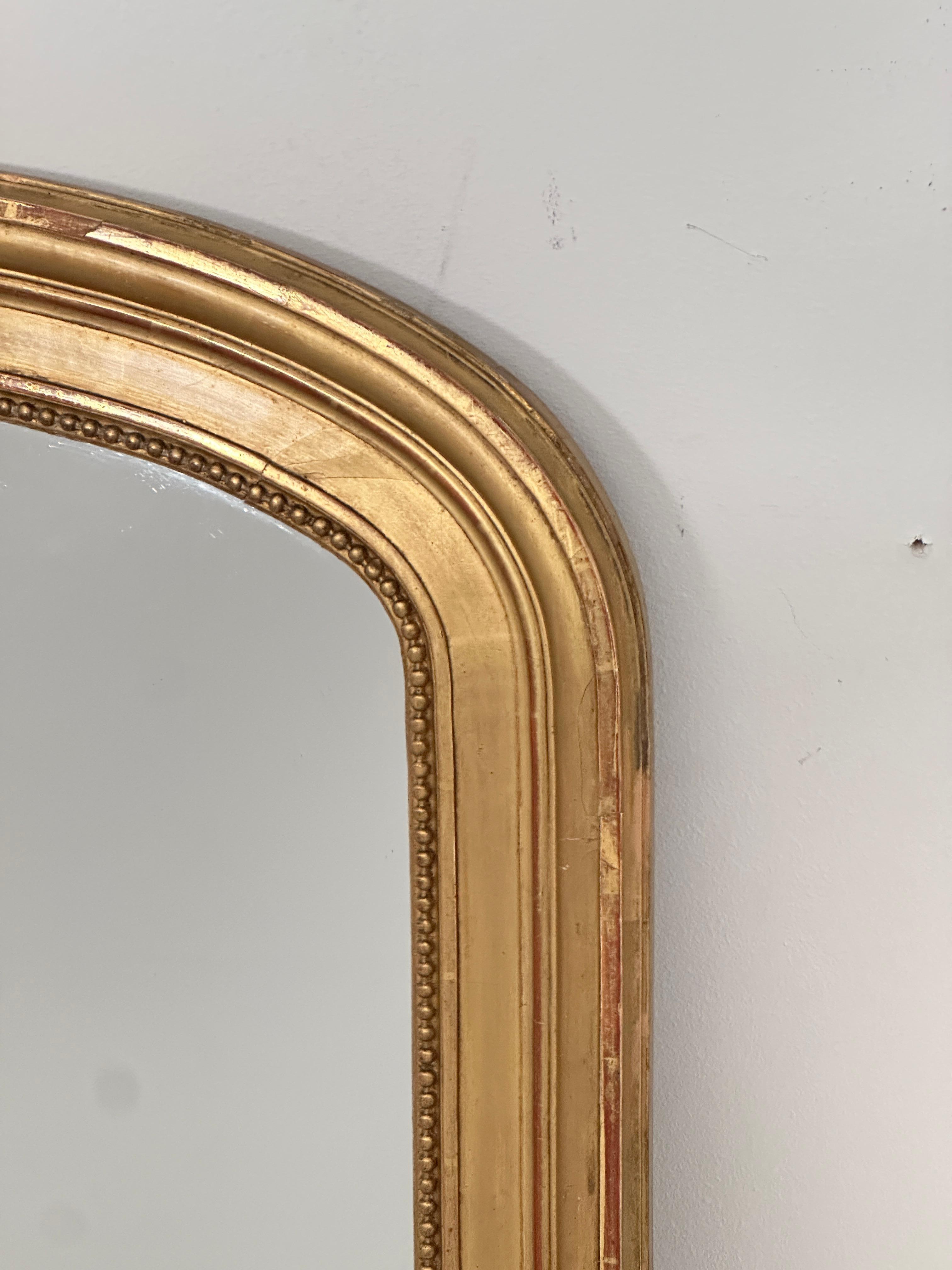 Dorato Grande specchio francese ad arco dorato (H. 54 1/4 x L. 32 3/4) in vendita