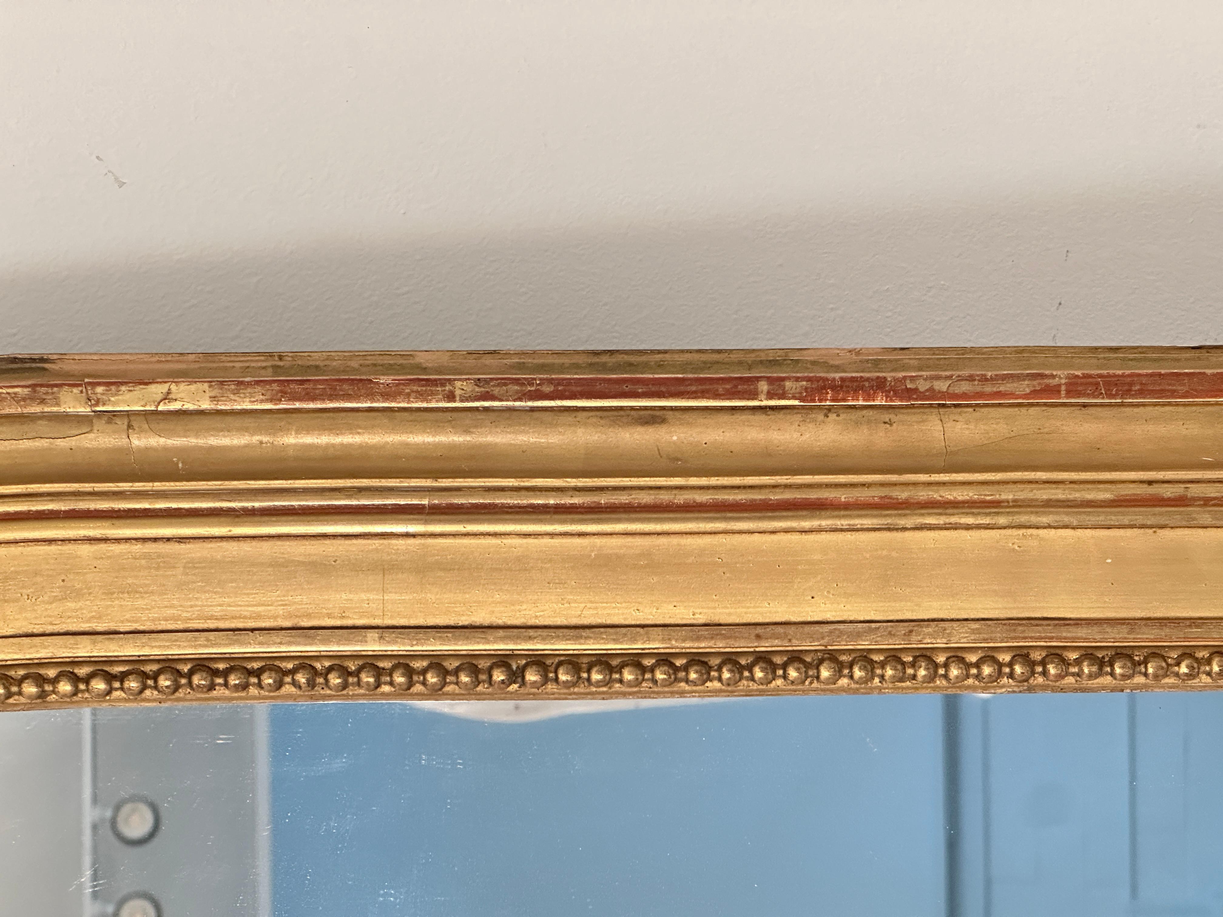 Grande specchio francese ad arco dorato (H. 54 1/4 x L. 32 3/4) In condizioni buone in vendita a Austin, TX