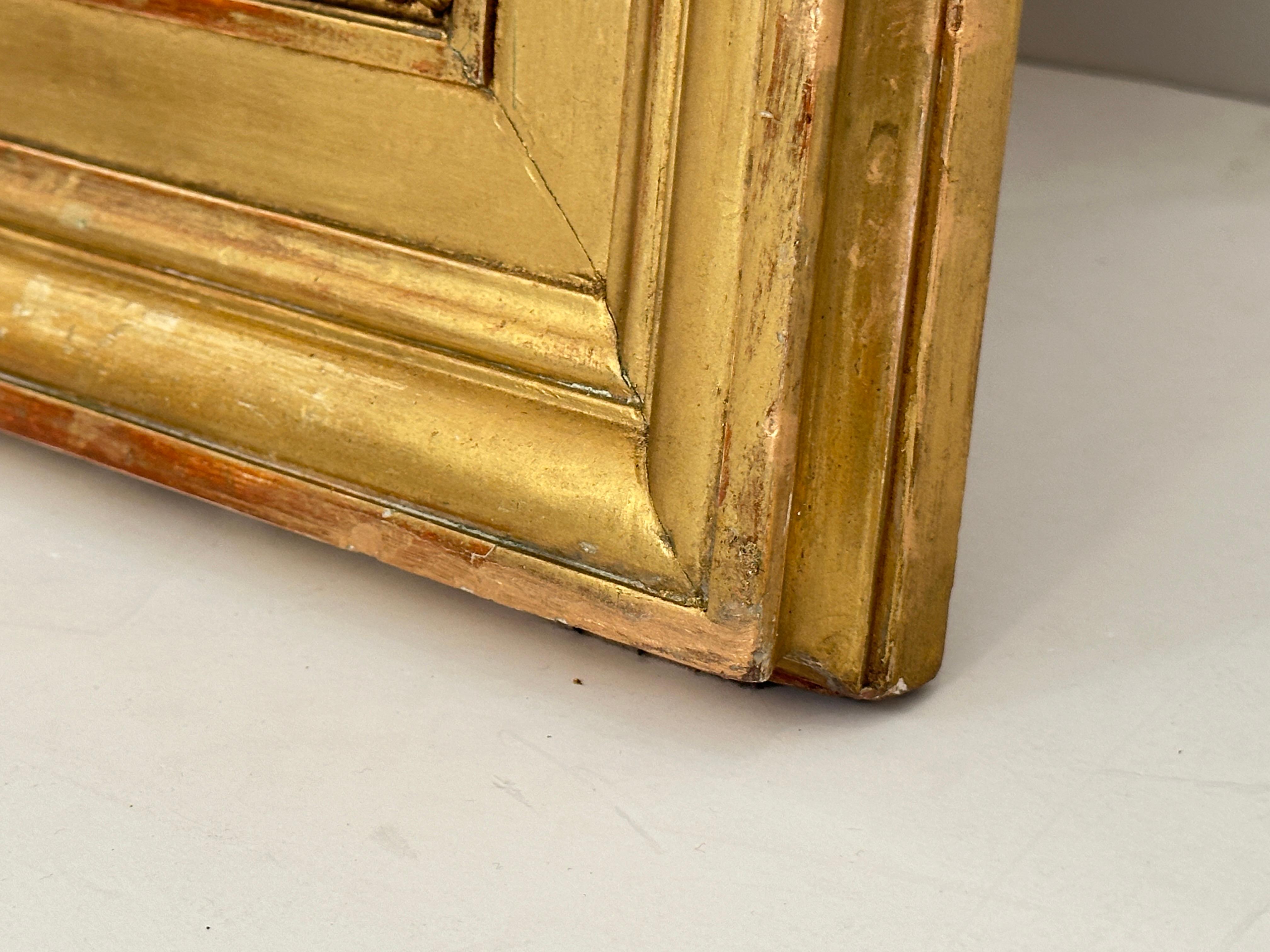 Grande specchio francese ad arco dorato (H. 54 1/4 x L. 32 3/4) in vendita 1