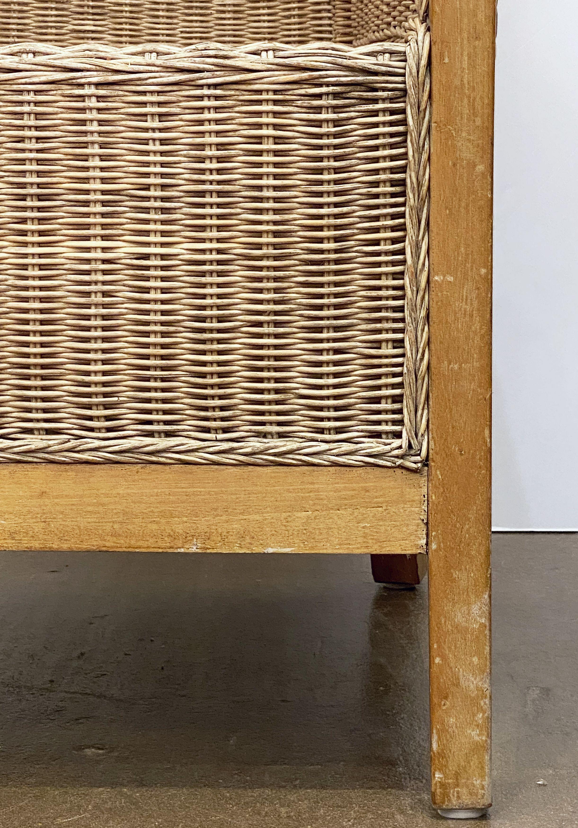 Großer französischer Sessel aus Buchenholz und geflochtenem Korbgeflecht, 'zwei verfügbar' im Angebot 2