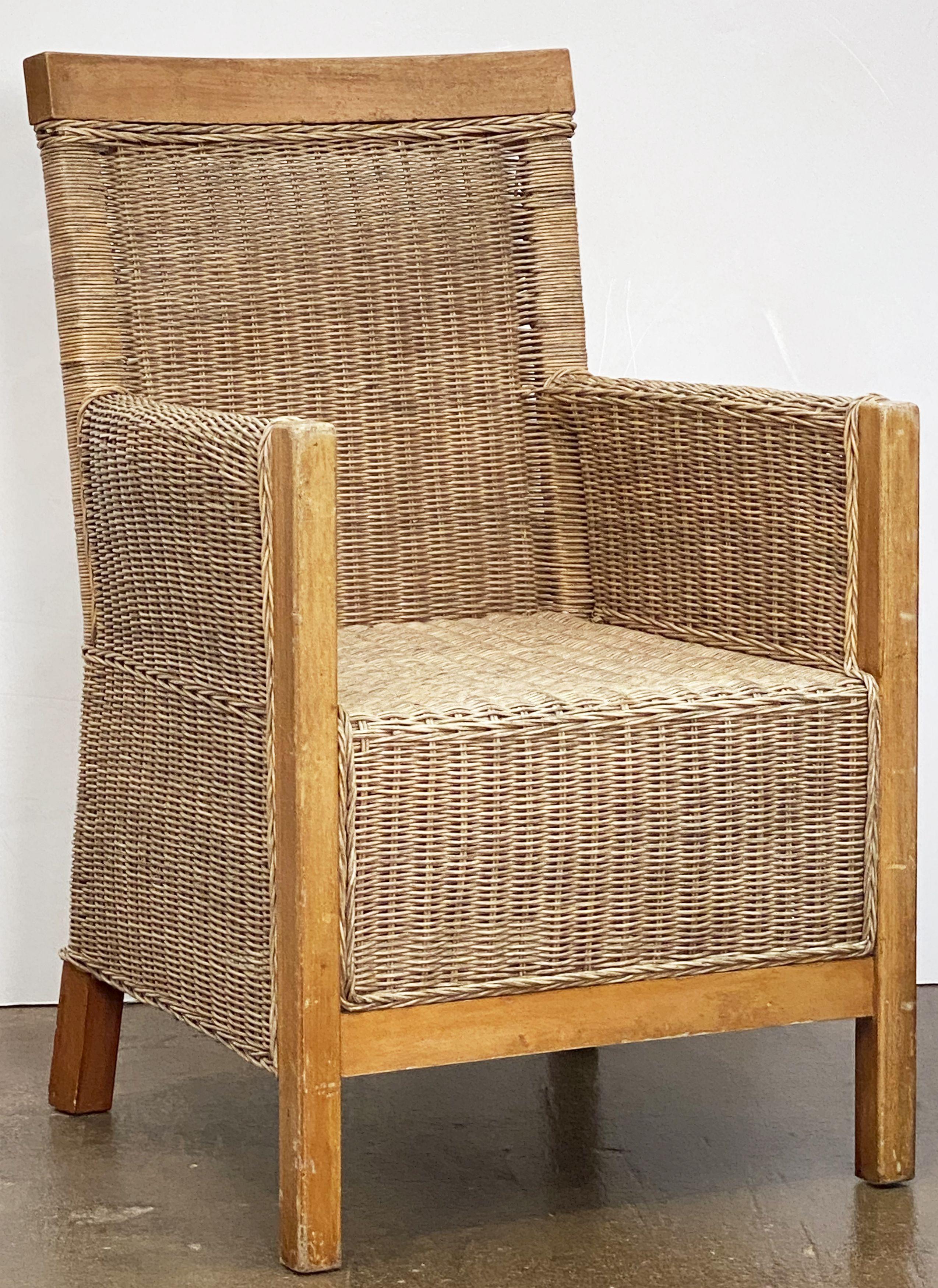Grand fauteuil français en bois de hêtre et rotin de osier tressé « Deux disponibles » en vente 3