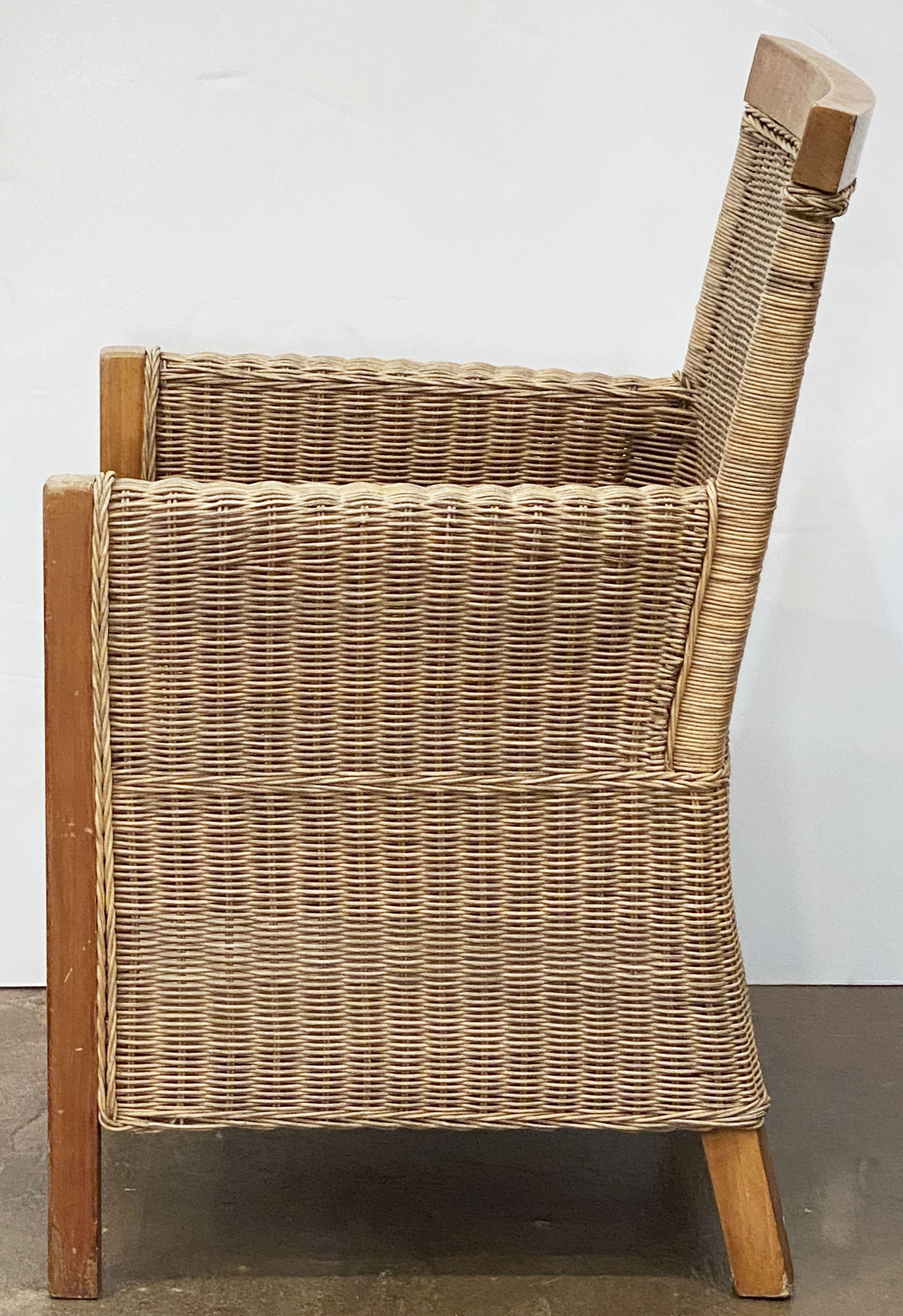 Grand fauteuil français en bois de hêtre et rotin de osier tressé « Deux disponibles » en vente 4