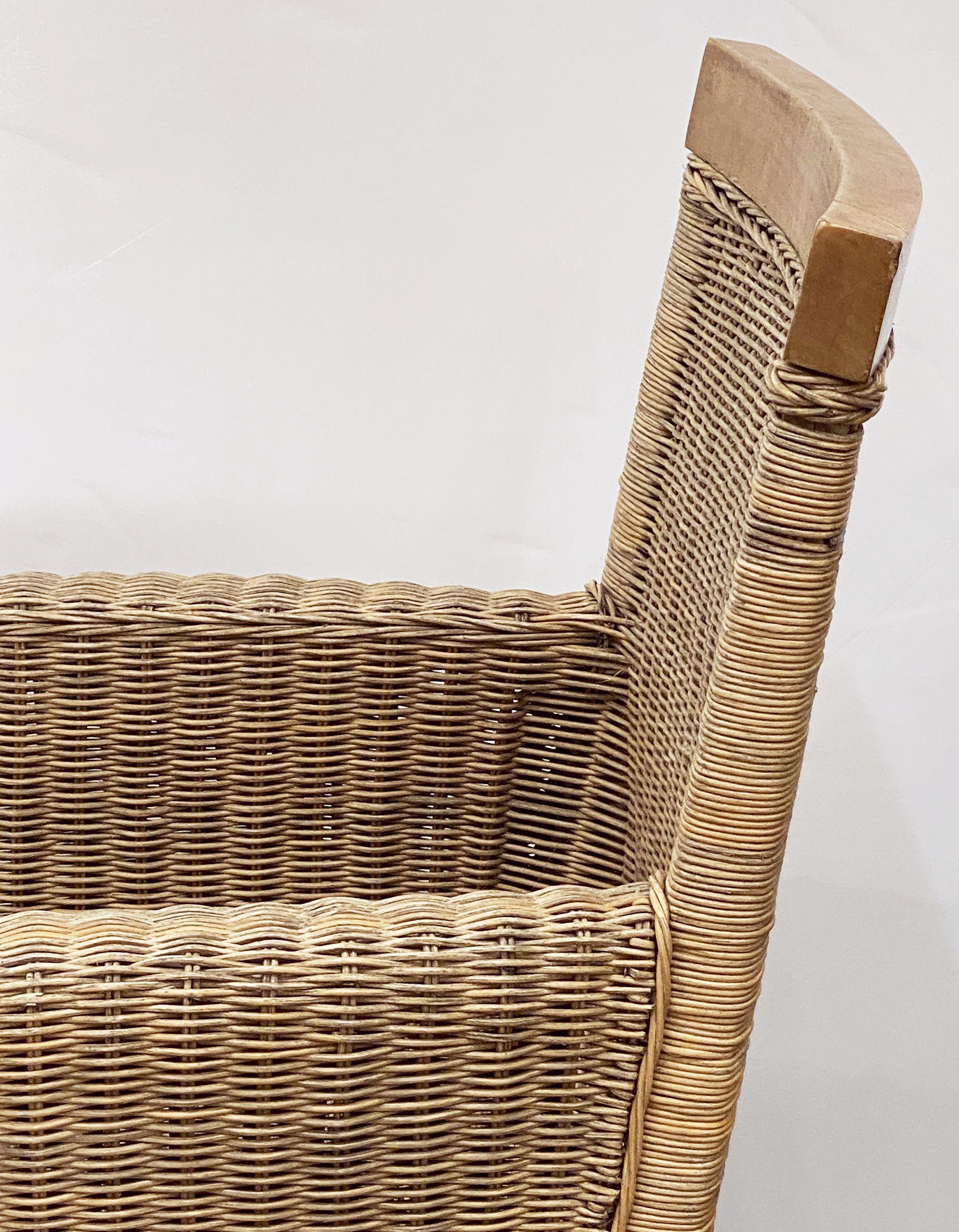 Grand fauteuil français en bois de hêtre et rotin de osier tressé « Deux disponibles » en vente 5