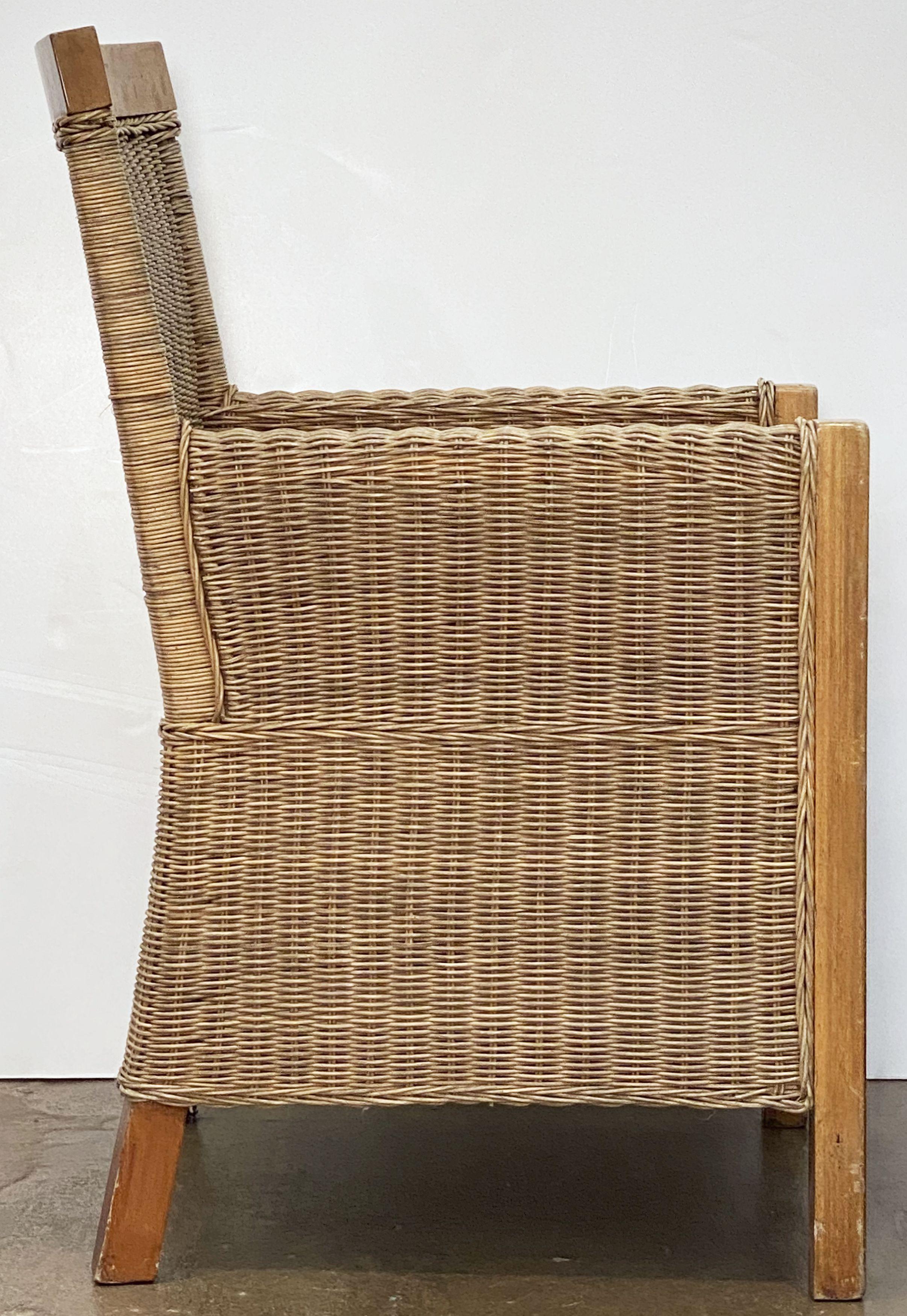 Grand fauteuil français en bois de hêtre et rotin de osier tressé « Deux disponibles » en vente 7