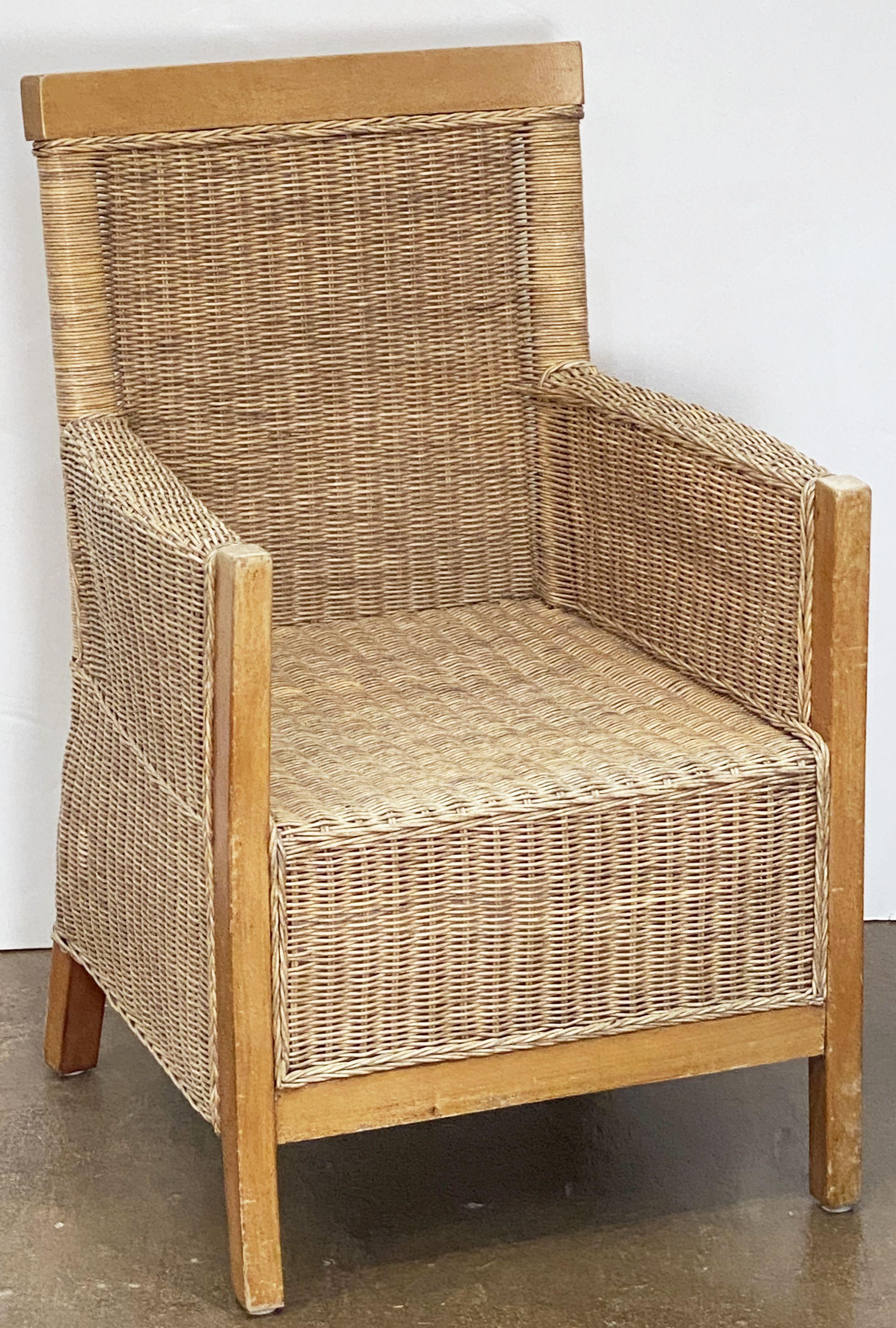 Großer französischer Sessel aus Buchenholz und geflochtenem Korbgeflecht, 'zwei verfügbar' im Angebot 10