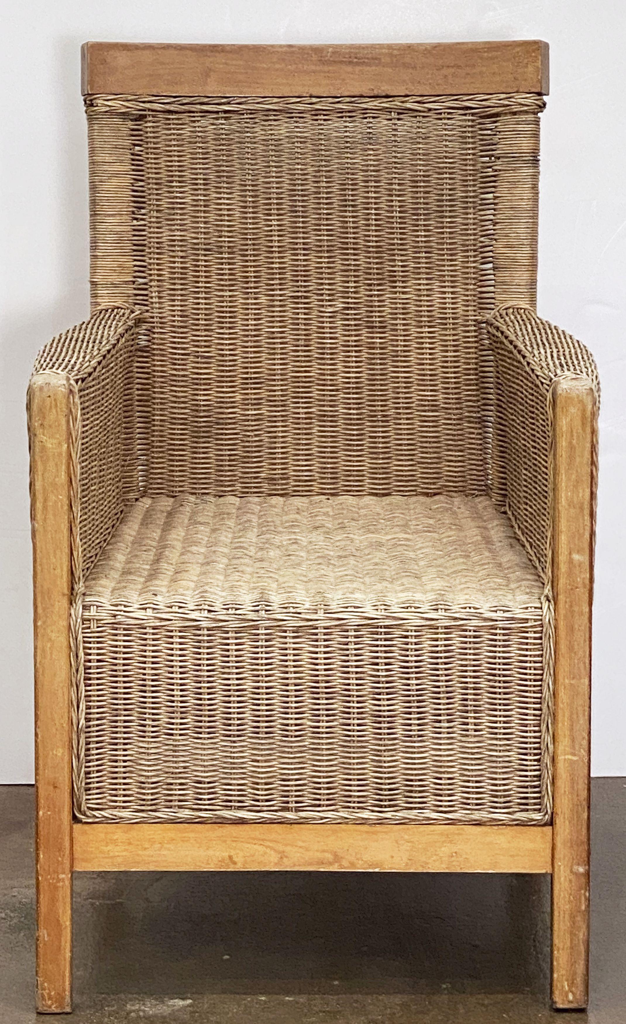 Mid-Century Modern Grand fauteuil français en bois de hêtre et rotin de osier tressé « Deux disponibles » en vente