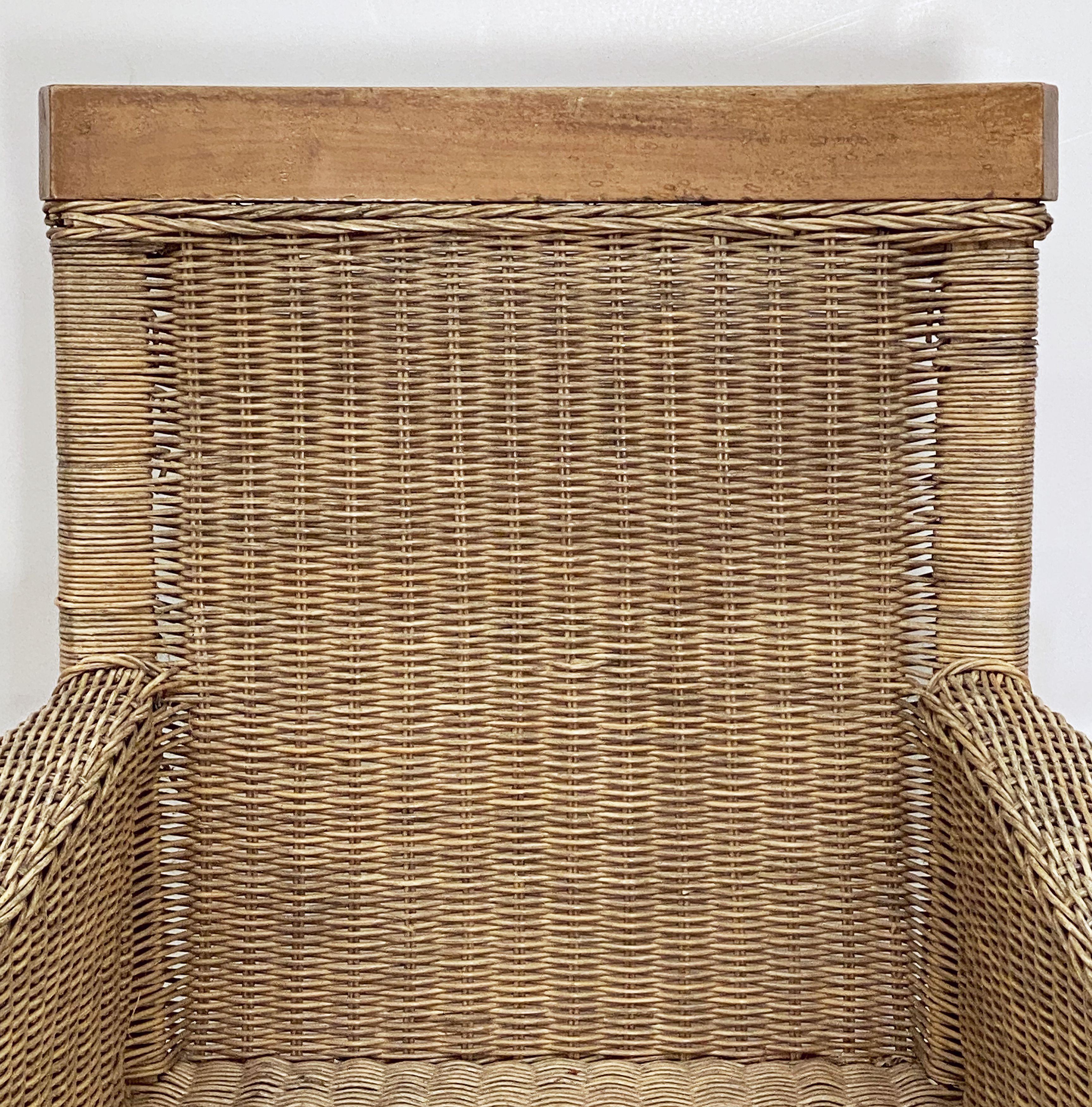 Français Grand fauteuil français en bois de hêtre et rotin de osier tressé « Deux disponibles » en vente