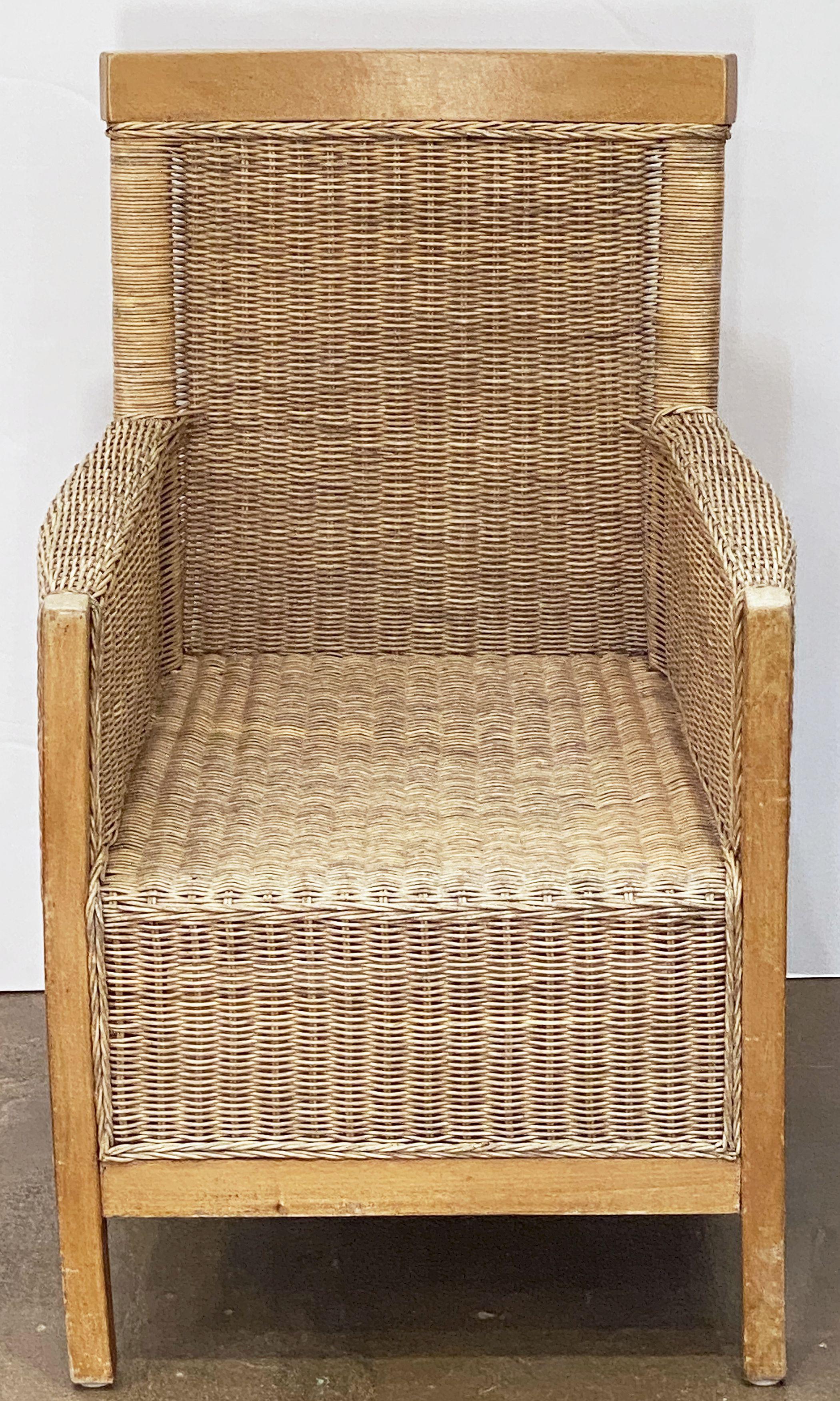 Großer französischer Sessel aus Buchenholz und geflochtenem Korbgeflecht, 'zwei verfügbar' (Französisch) im Angebot
