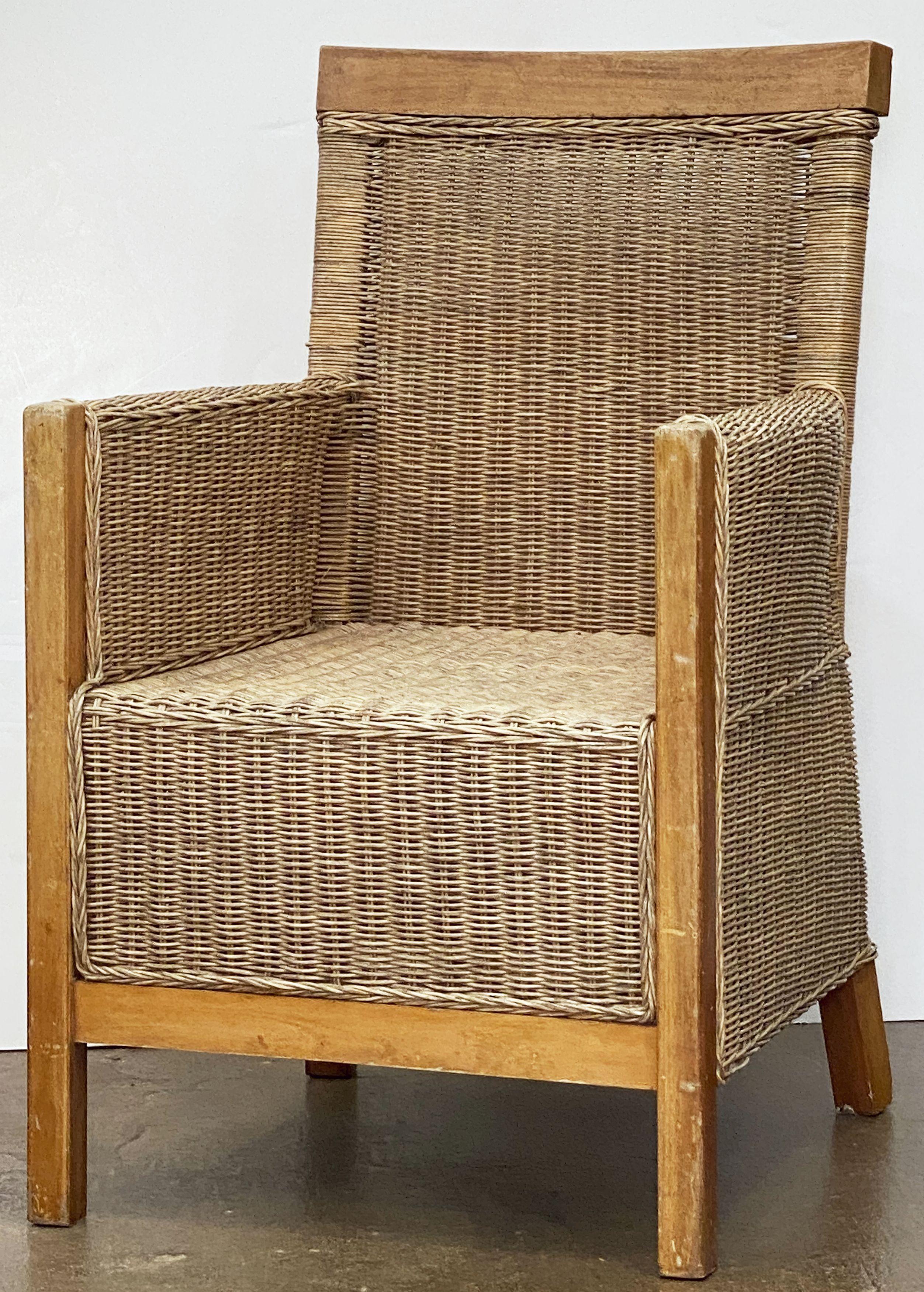 Tissage Grand fauteuil français en bois de hêtre et rotin de osier tressé « Deux disponibles » en vente