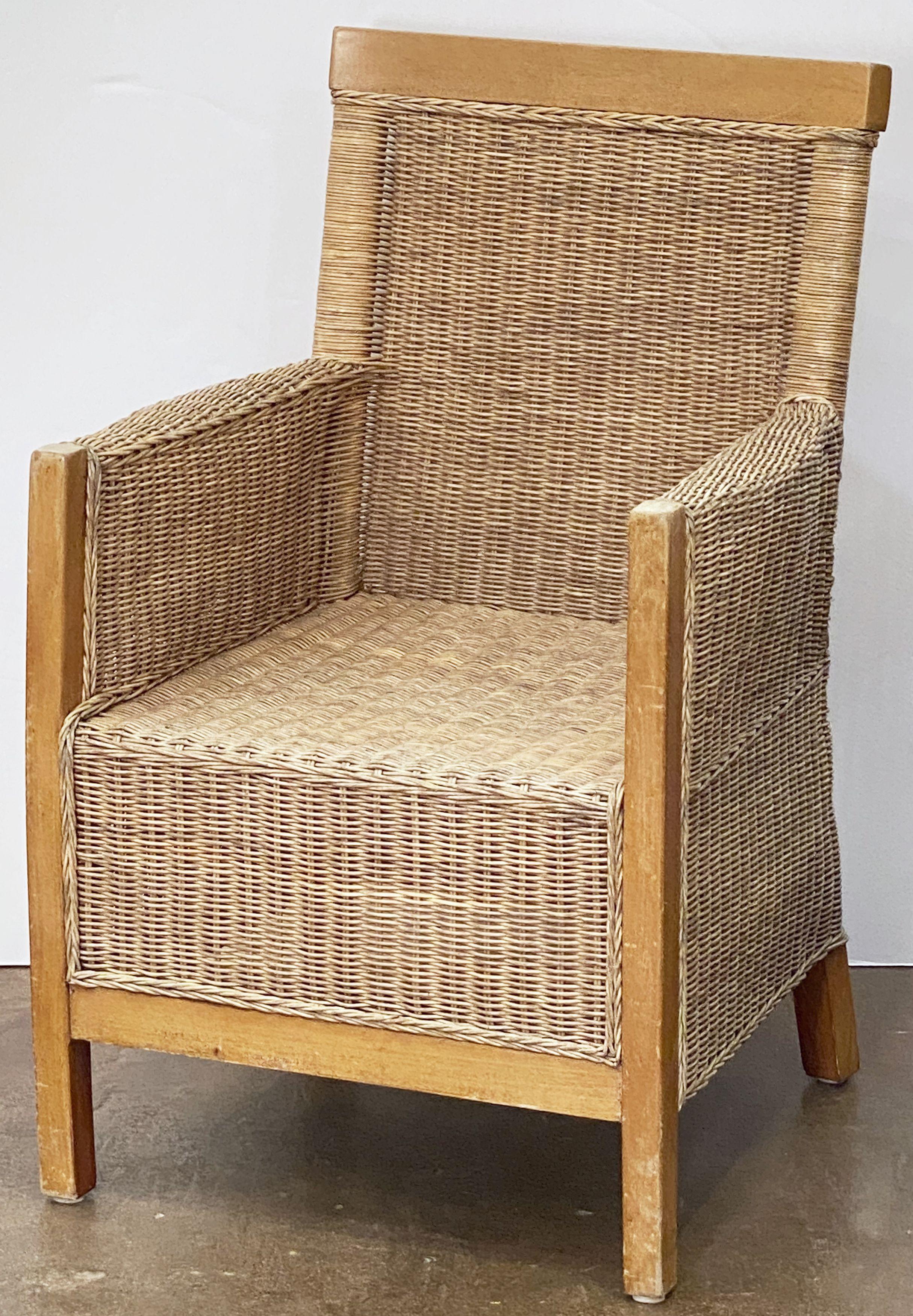 Großer französischer Sessel aus Buchenholz und geflochtenem Korbgeflecht, 'zwei verfügbar' (Gewebt) im Angebot