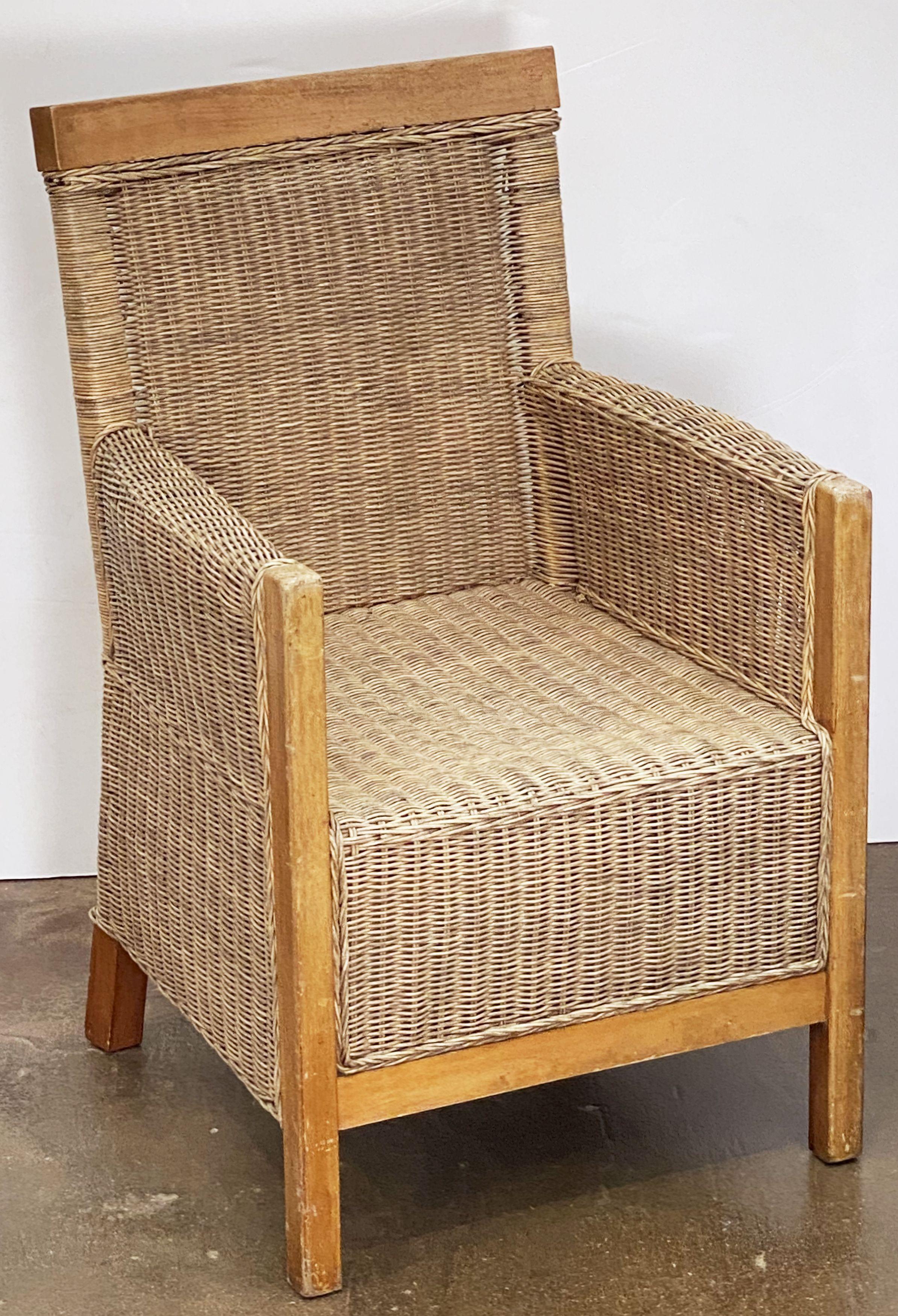 Grand fauteuil français en bois de hêtre et rotin de osier tressé « Deux disponibles » Bon état - En vente à Austin, TX