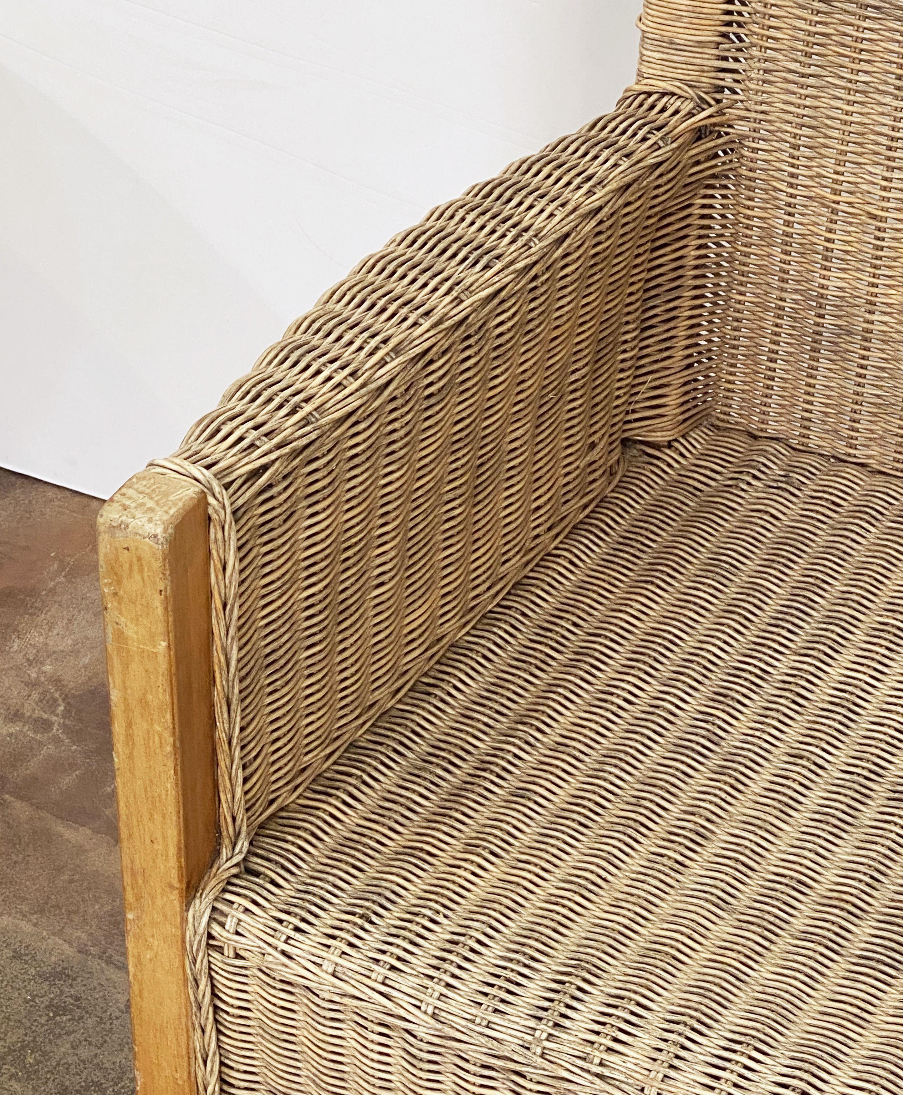 20ième siècle Grand fauteuil français en bois de hêtre et rotin de osier tressé « Deux disponibles » en vente