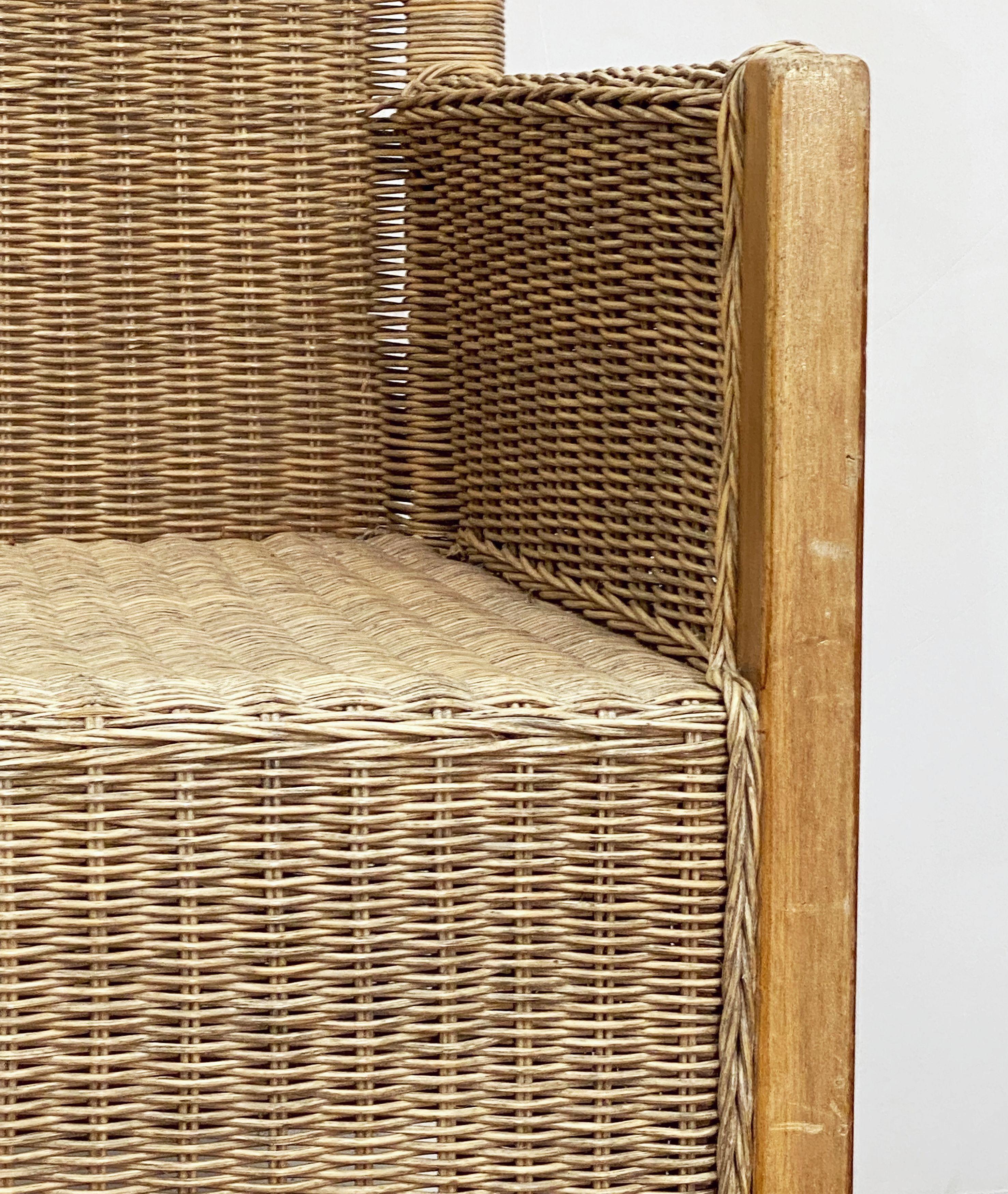 Großer französischer Sessel aus Buchenholz und geflochtenem Korbgeflecht 'zwei verfügbar' (Gehstock) im Angebot