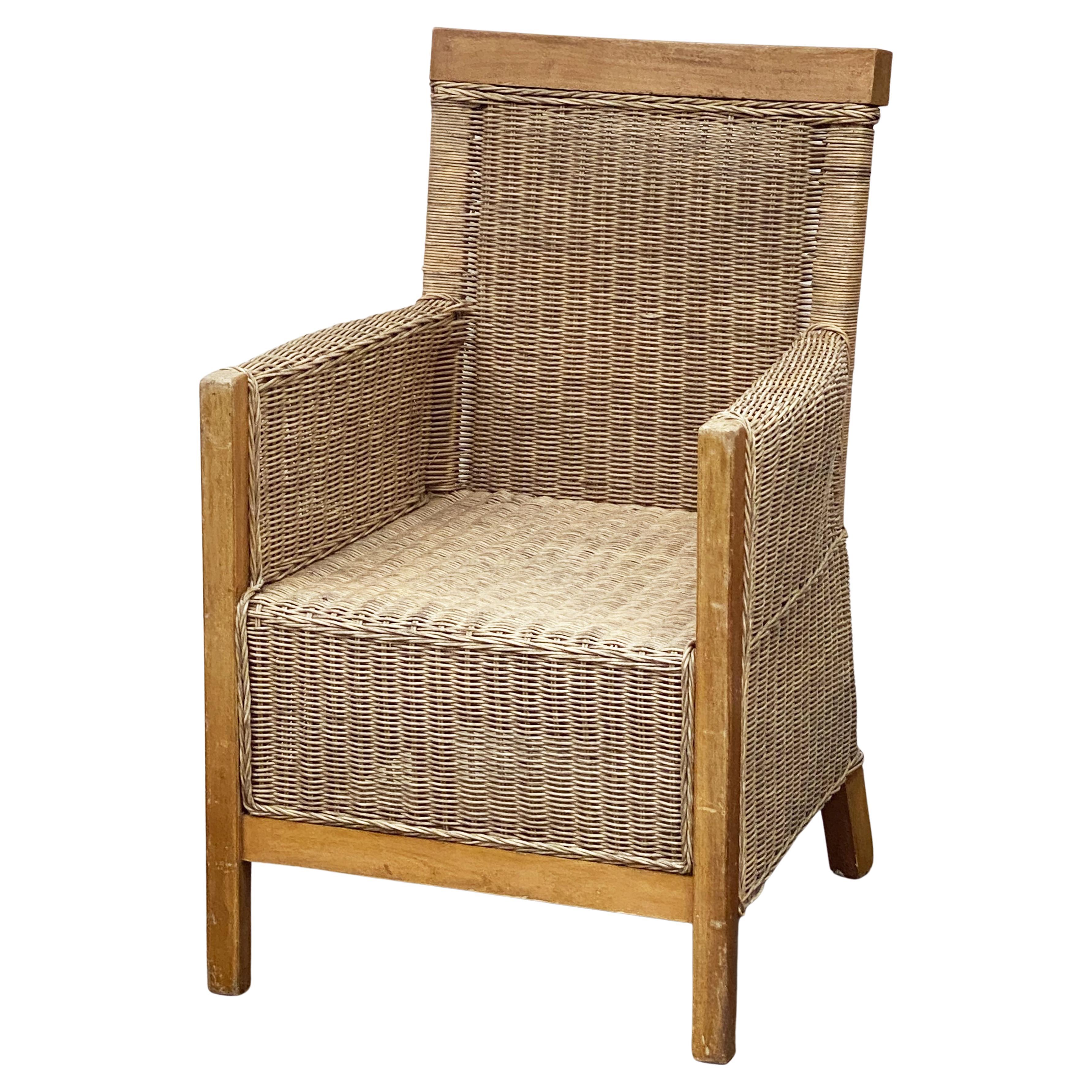 Grand fauteuil français en bois de hêtre et rotin de osier tressé « Deux disponibles » en vente