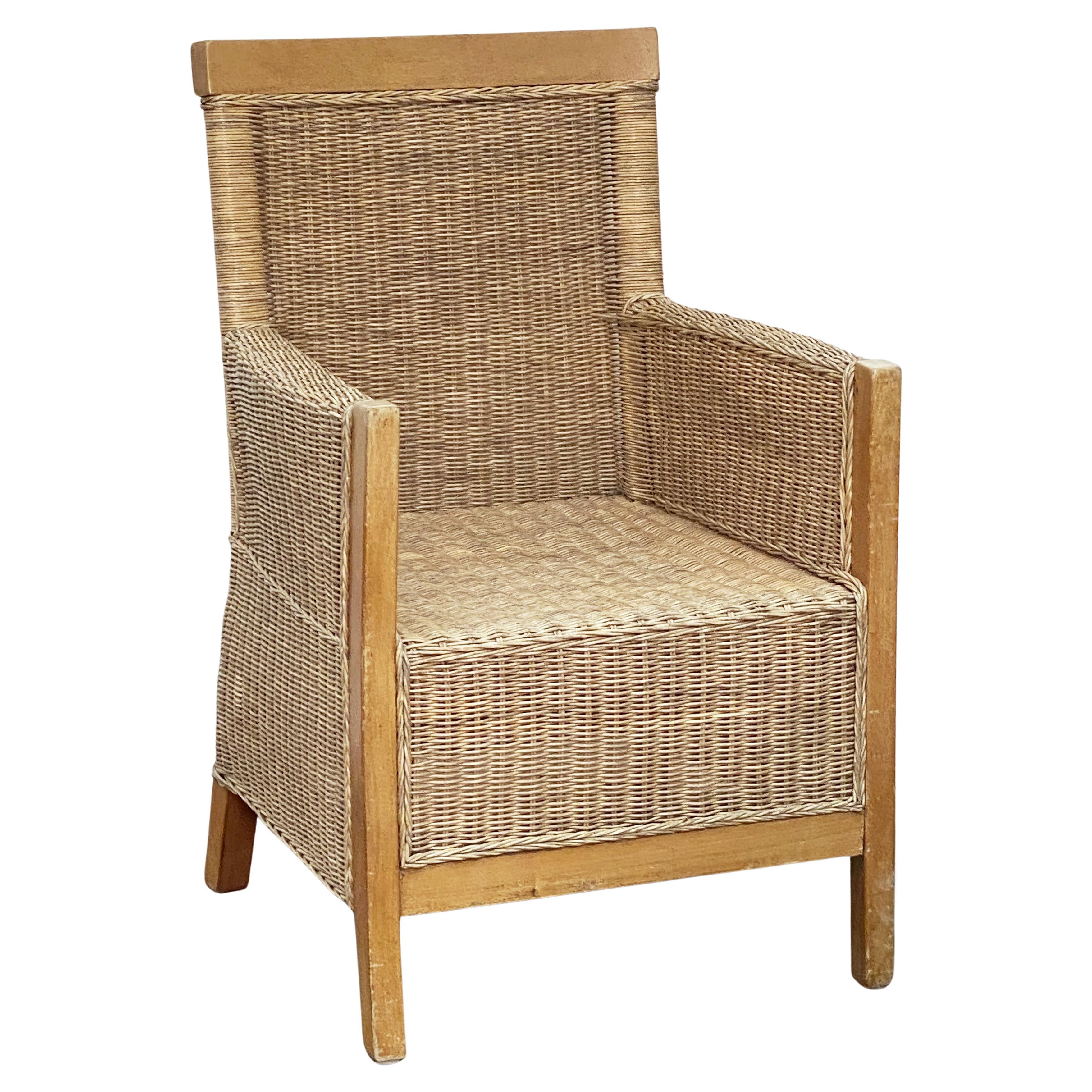 Großer französischer Sessel aus Buchenholz und geflochtenem Korbgeflecht, 'zwei verfügbar'