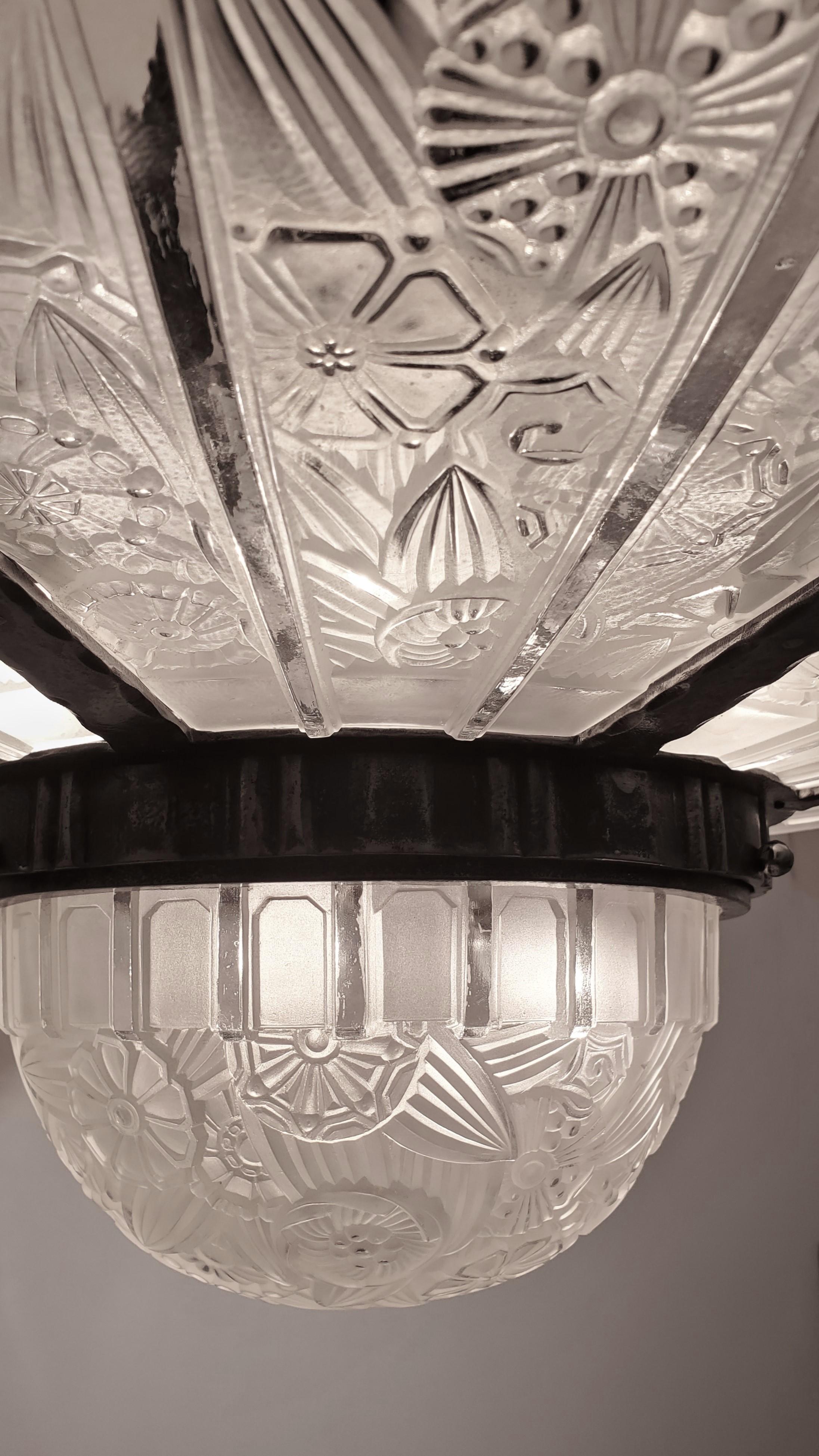 Grande lampadario francese Art Deco originale in vetro artistico e nichel di Hettier & Vincent in vendita 4