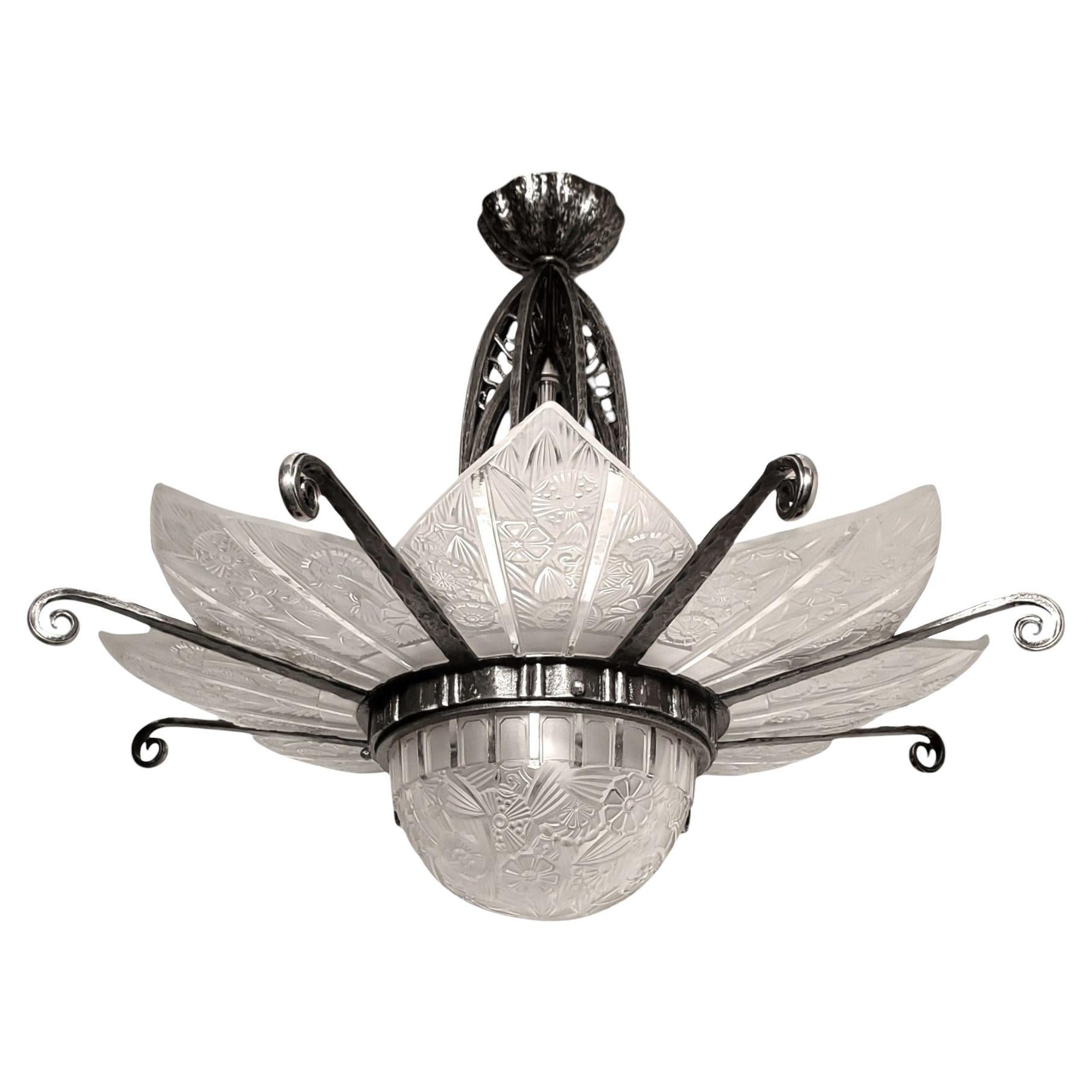Un magnifico, grande e originale lampadario francese Art Déco a 8 pannelli con un impressionante diametro di 32 pollici, è firmato dallo stimato Hettier & Vincent. Presenta otto pannelli originali dal design elegante e una coppia centrale originale