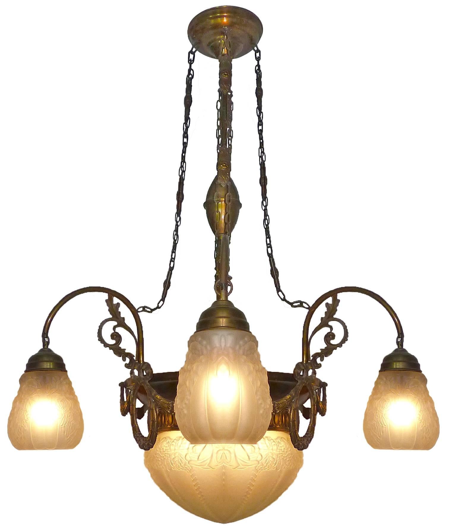 Gran araña francesa Art Déco y Art Nouveau de latón y cristal esmerilado de 5 luces Art Decó en venta