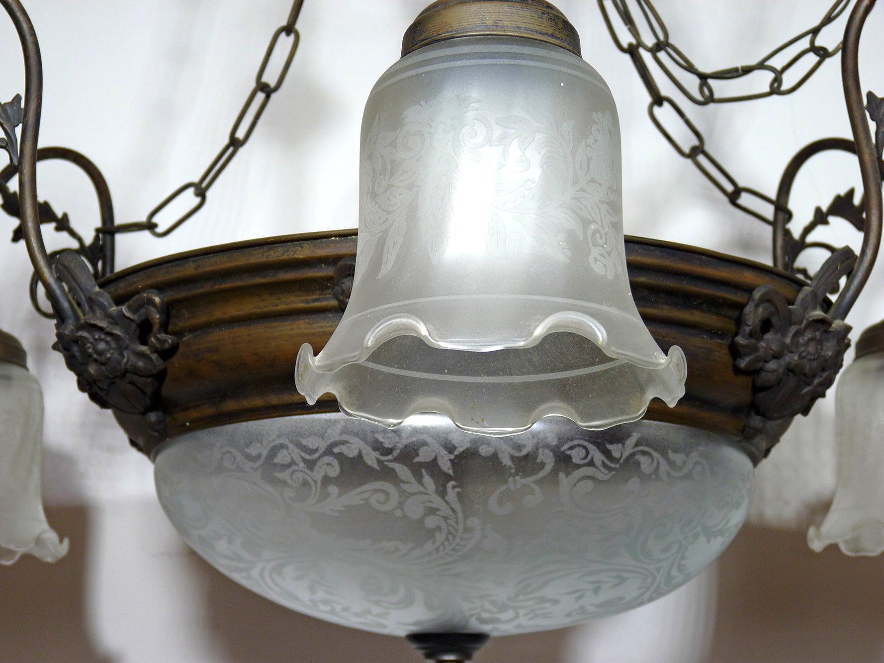 Buriné Grand lustre à 8 éclairages en verre d'art gravé Art Déco et Art Nouveau français, années 1930 en vente