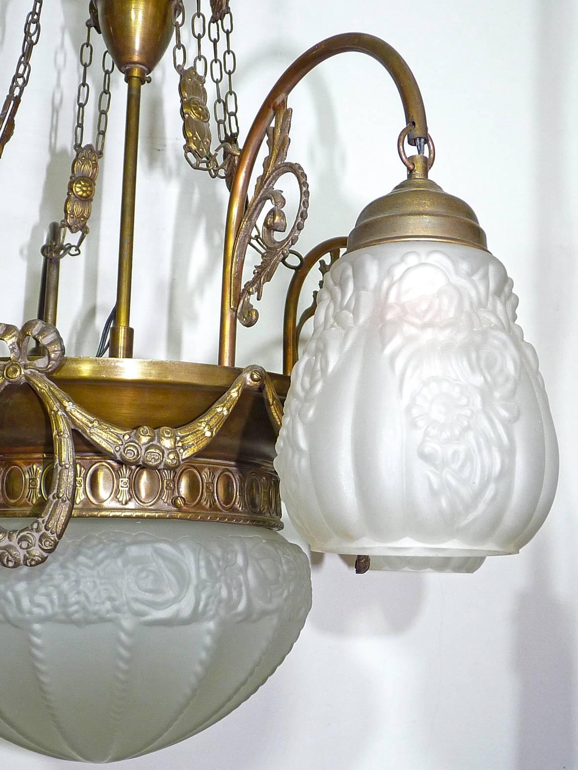 Français Grand lustre français Art Déco et Art Nouveau à 5 lumières en laiton et verre dépoli en vente