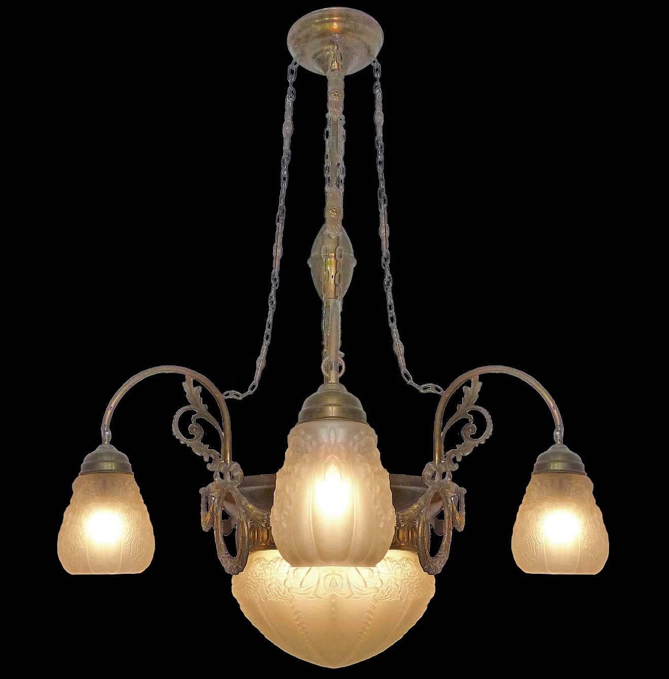 Large French Art Deco & Art Nouveau Chandelier w Brass Garlands & Frosted Glass In Good Condition For Sale In Coimbra, PT