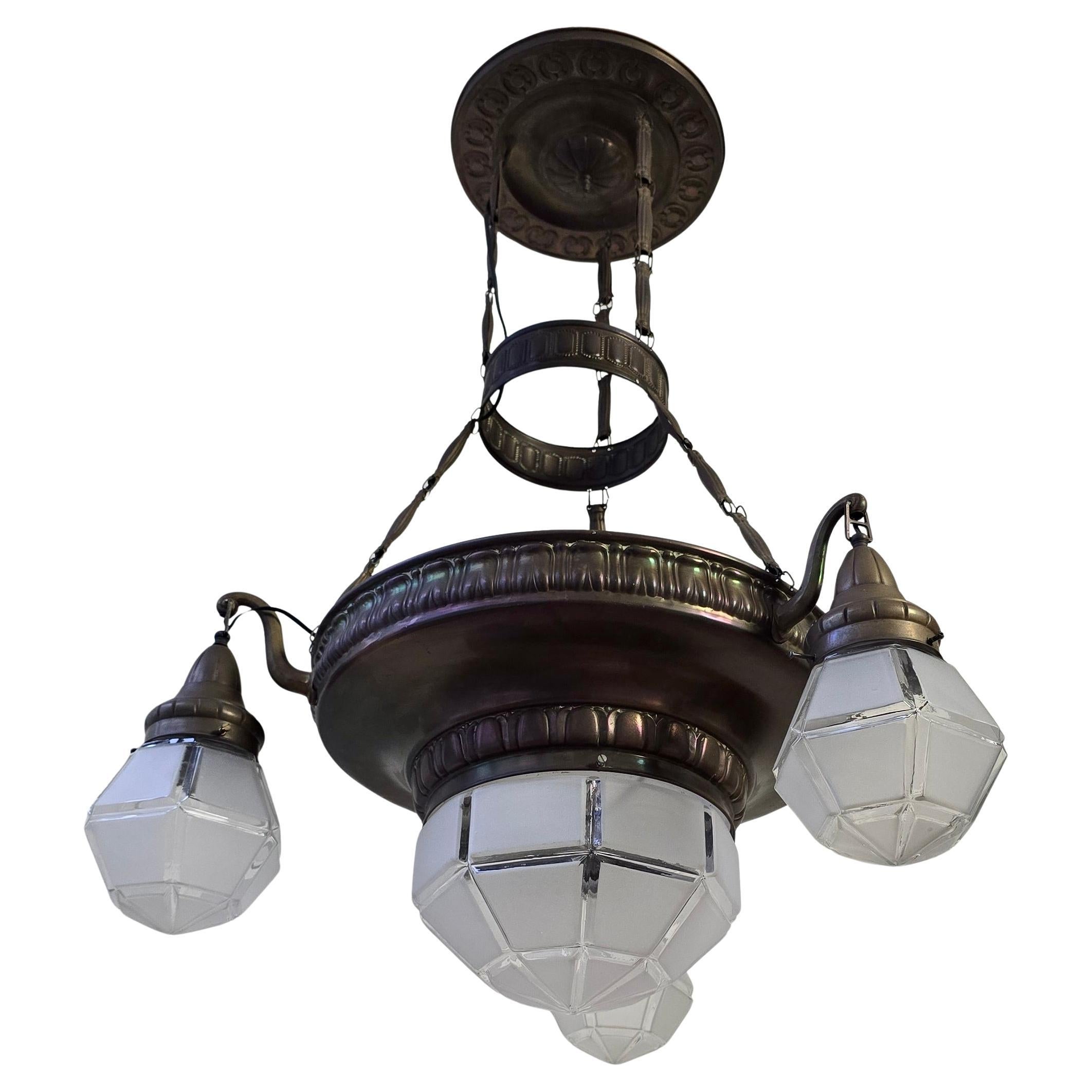 Art Déco Grande lampadario francese in ottone Art Deco con paralumi in vetro geometrico smerigliato in vendita