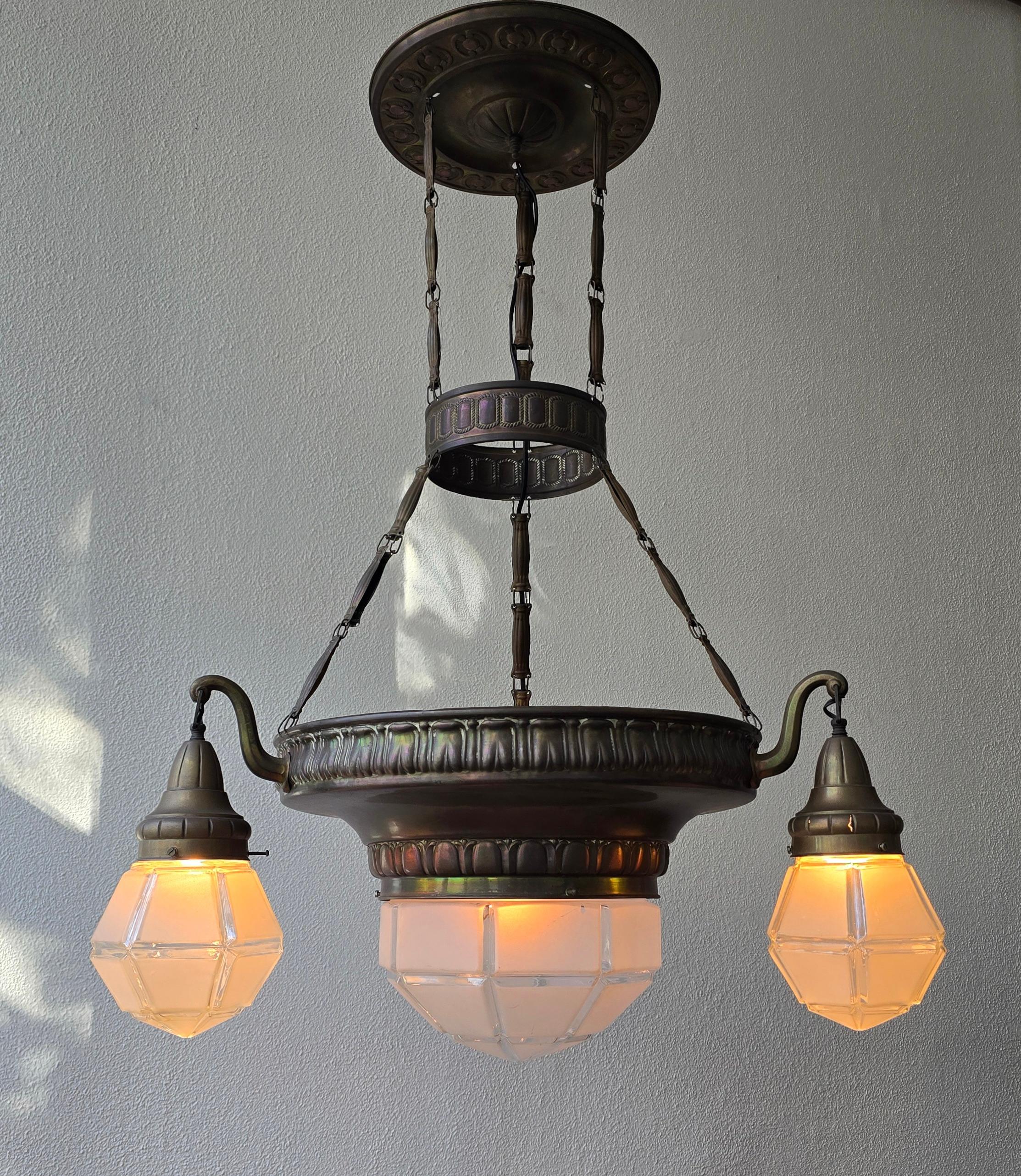 Grande lampadario francese in ottone Art Deco con paralumi in vetro geometrico smerigliato In condizioni buone in vendita a Antwerp, BE