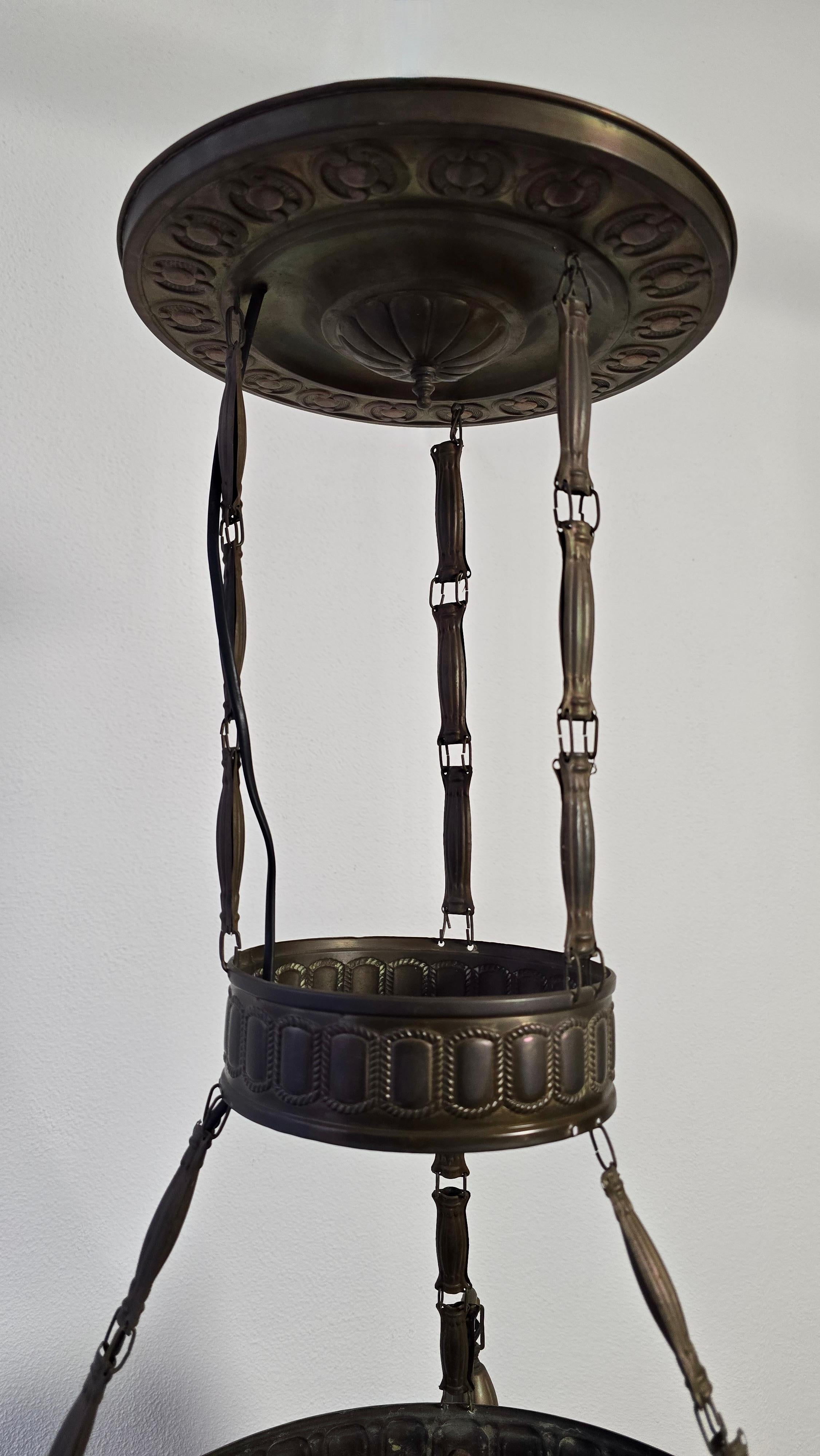 Ottone Grande lampadario francese in ottone Art Deco con paralumi in vetro geometrico smerigliato in vendita