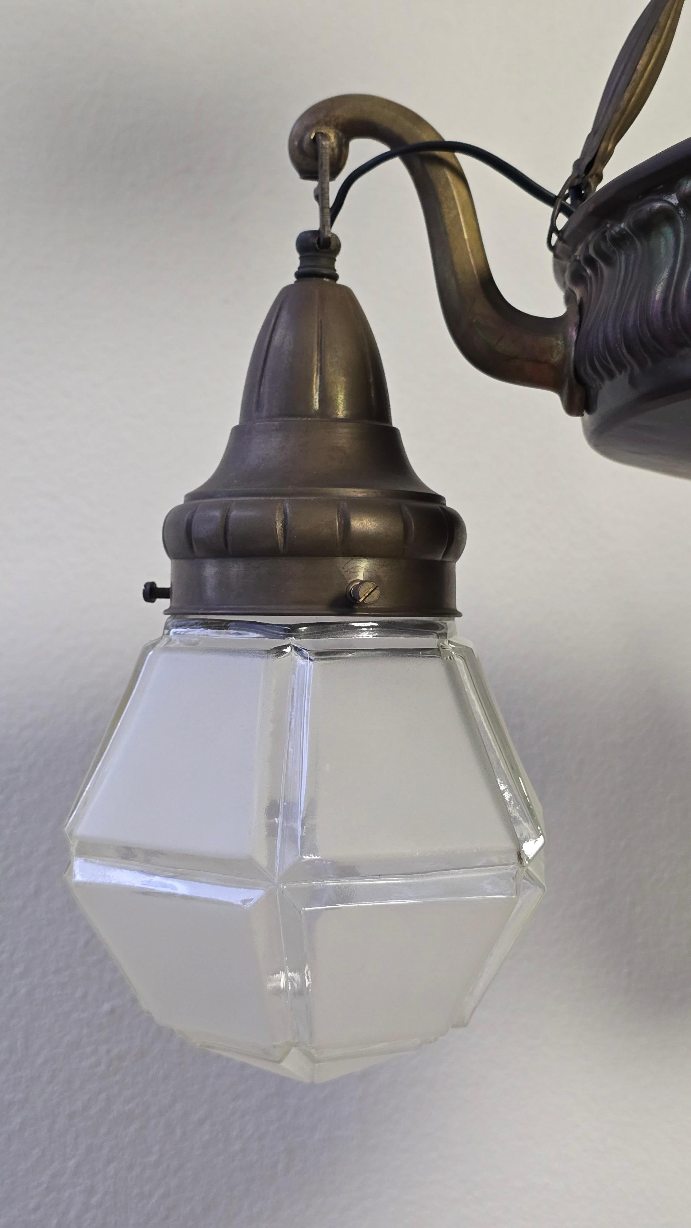 Grande lampadario francese in ottone Art Deco con paralumi in vetro geometrico smerigliato in vendita 1