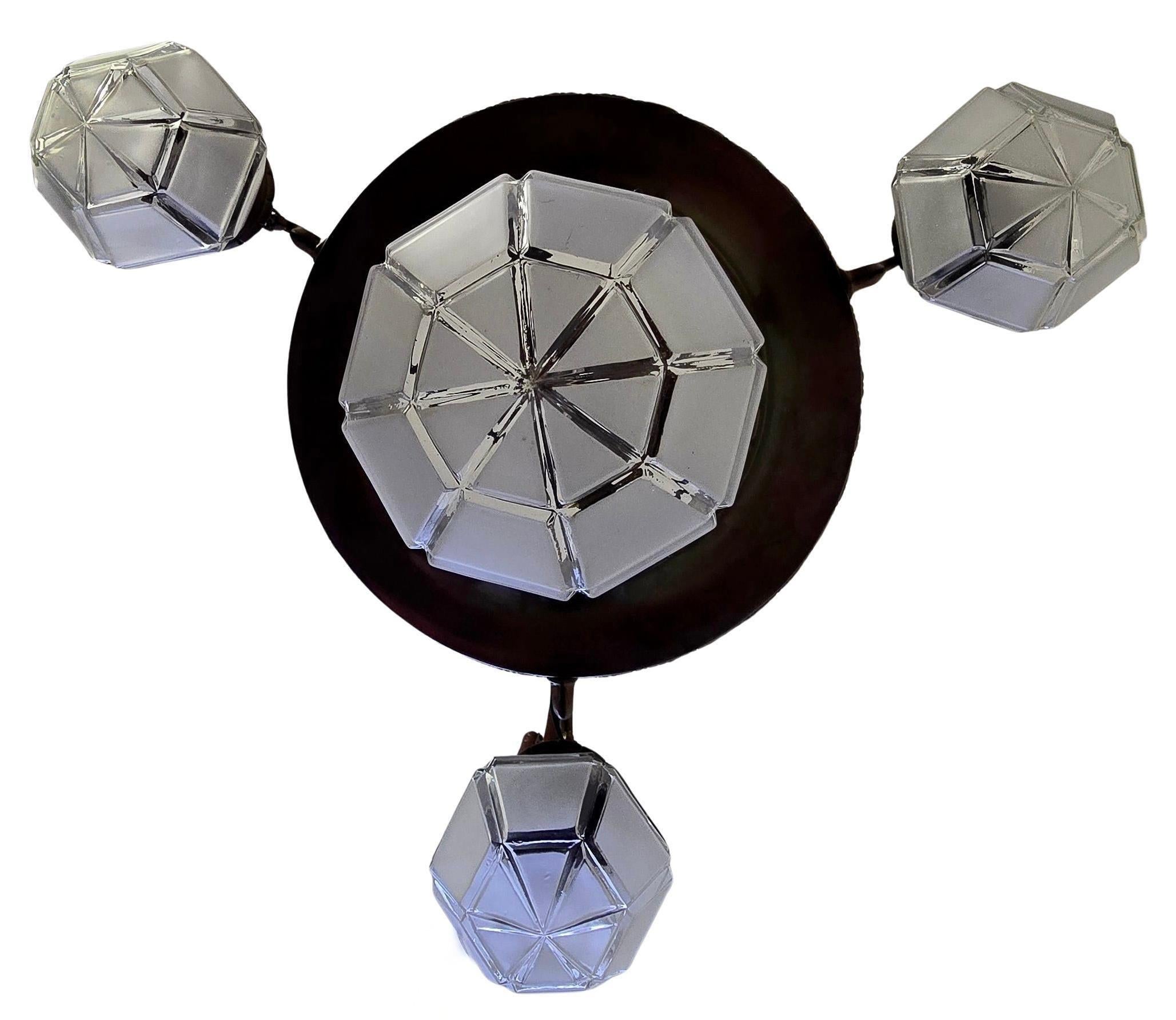 XX secolo Grande lampadario francese in ottone Art Deco con paralumi in vetro geometrico smerigliato in vendita