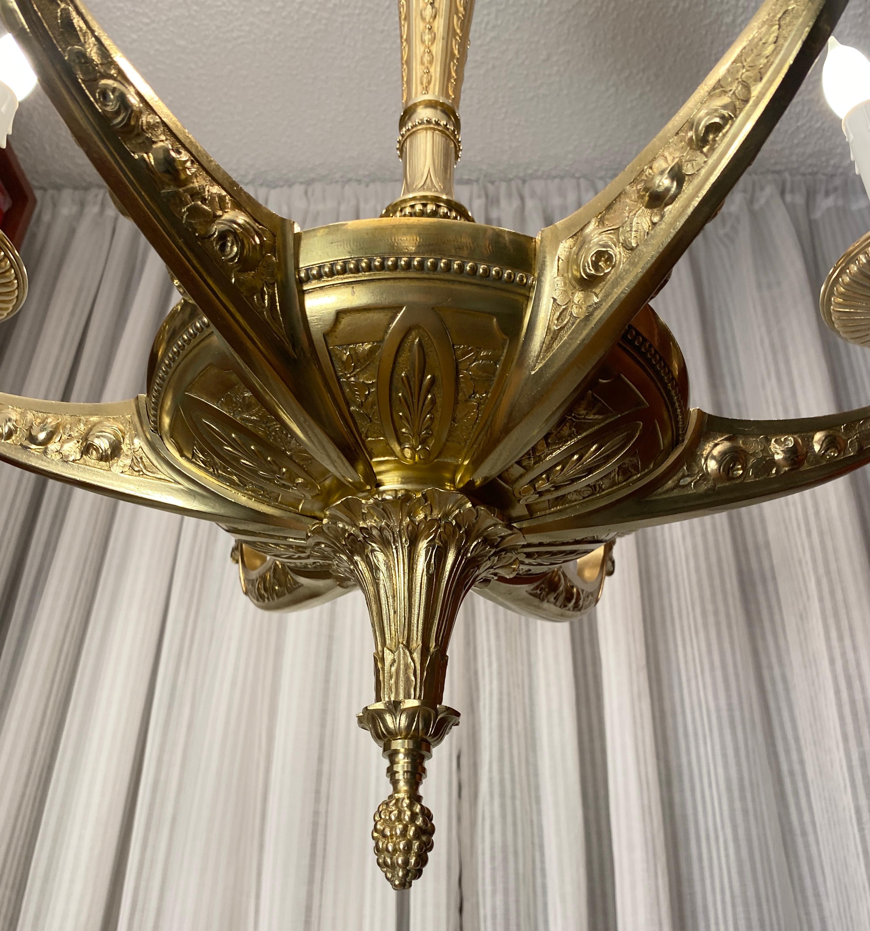 Grande lampadario francese in bronzo Art Déco attribuito a Sue et Mare in vendita 1
