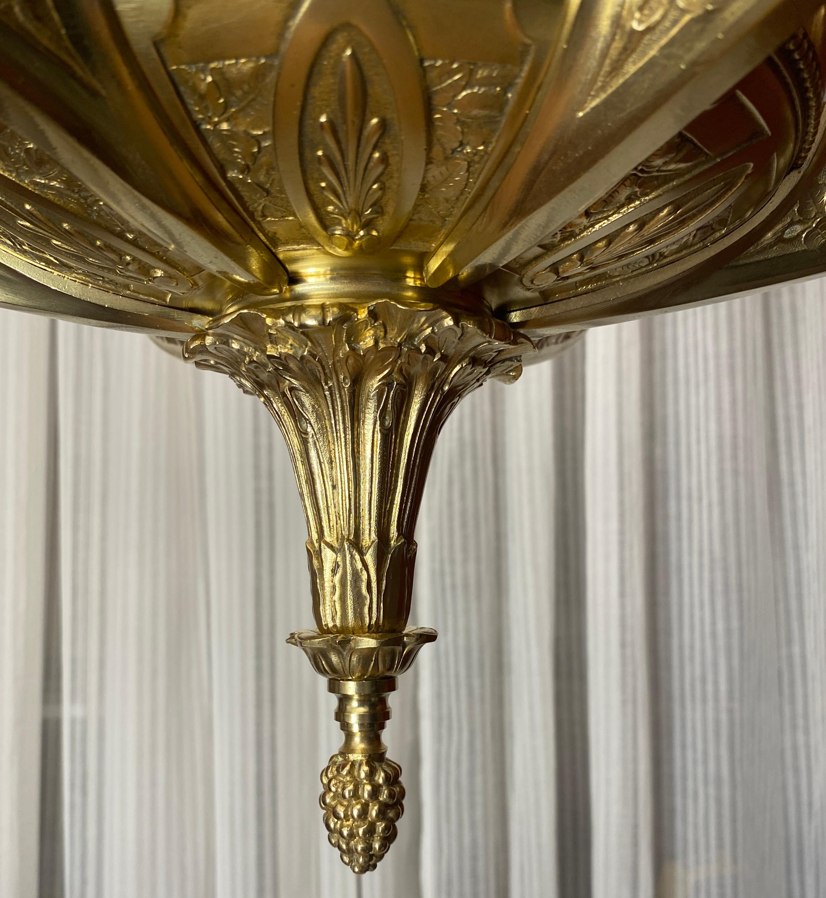 Grande lampadario francese in bronzo Art Déco attribuito a Sue et Mare in vendita 2