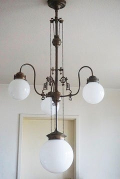 Grande lampadario Art Deco francese in bronzo soffiato a mano in vetro opalino, 1910-1920