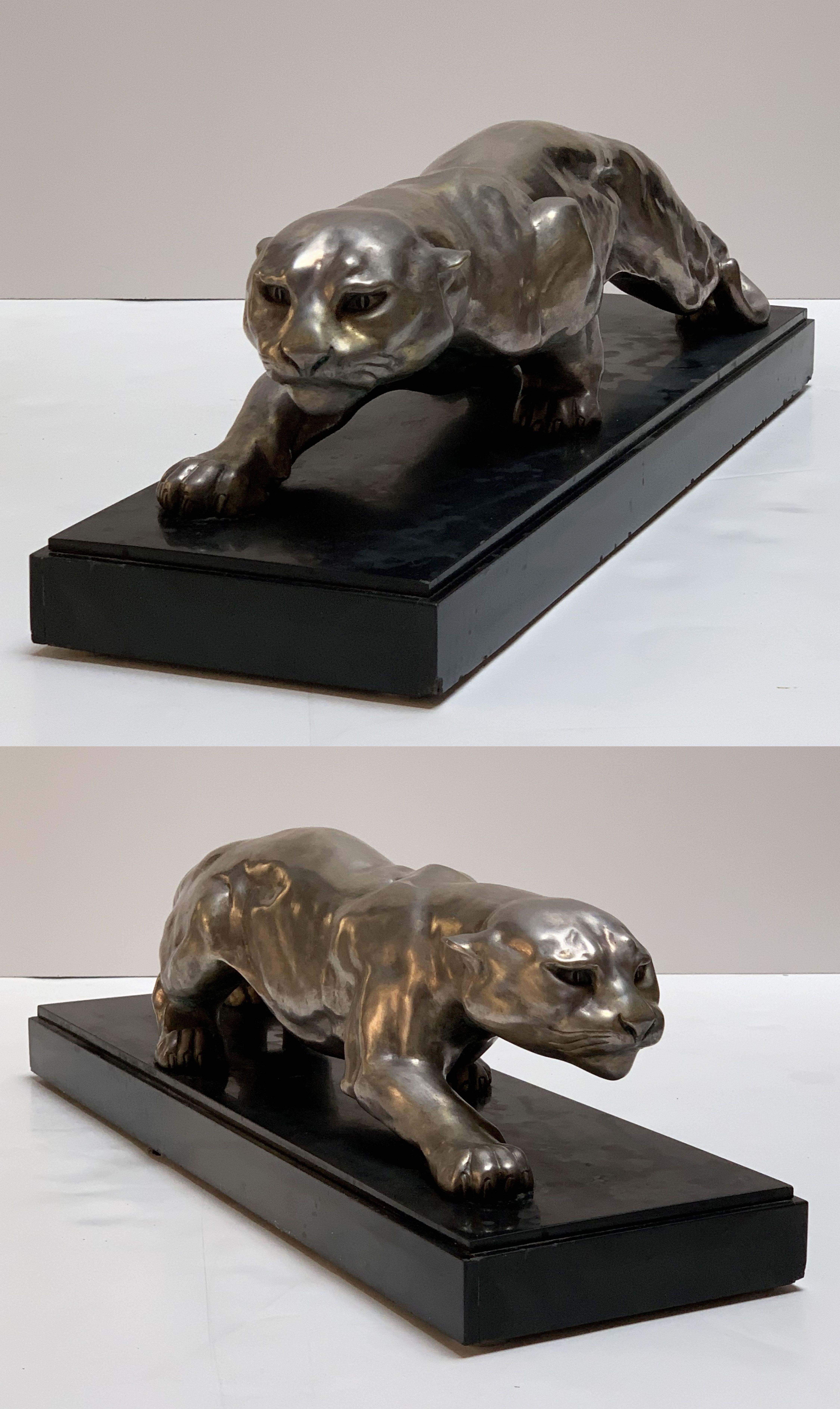 Große französische Art Deco Bronze Panther Skulptur auf Marmor von Deslin 4