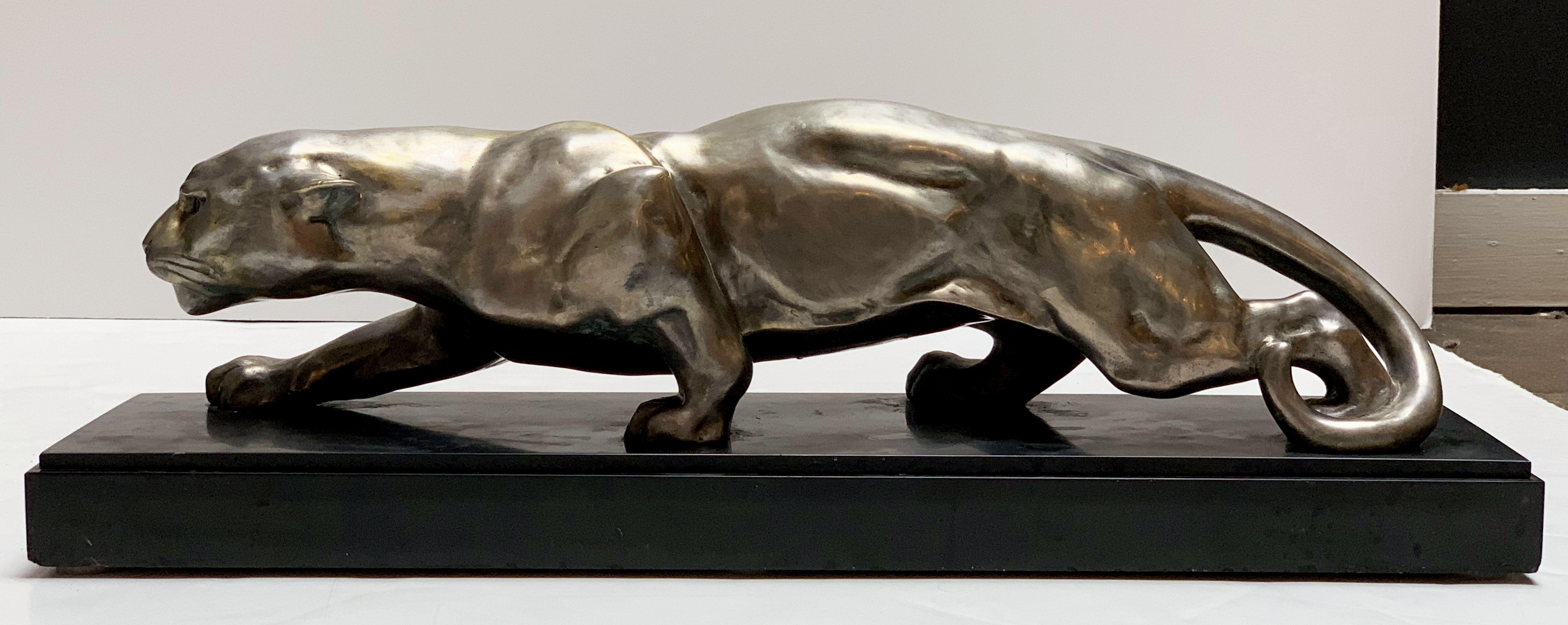 Eine feine französische versilberte Bronzeskulptur aus der Zeit des Art Déco:: die einen sich anschleichenden Panther auf einem rechteckigen Sockel aus schwarzem Marmor darstellt. 
Markierte Bronze am Fuß. Signiert Deslin auf Marmorsockel.