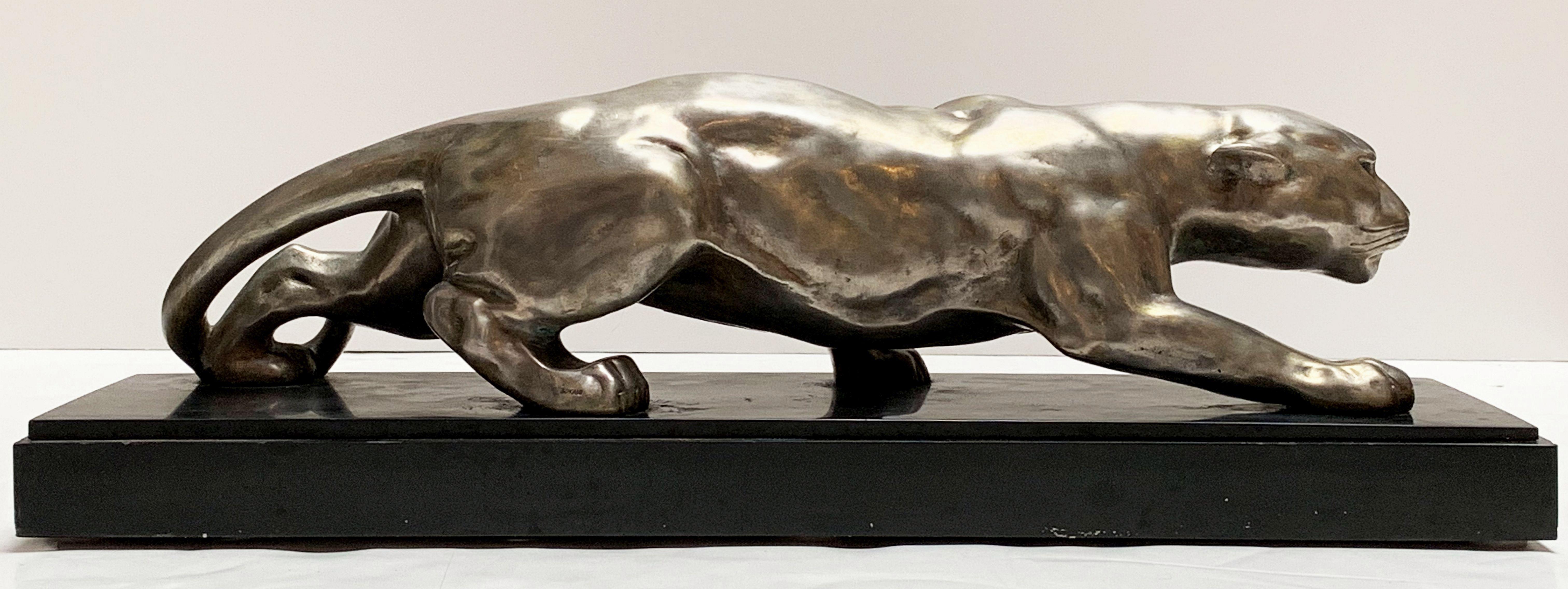 Große französische Art Deco Bronze Panther Skulptur auf Marmor von Deslin (Art déco)