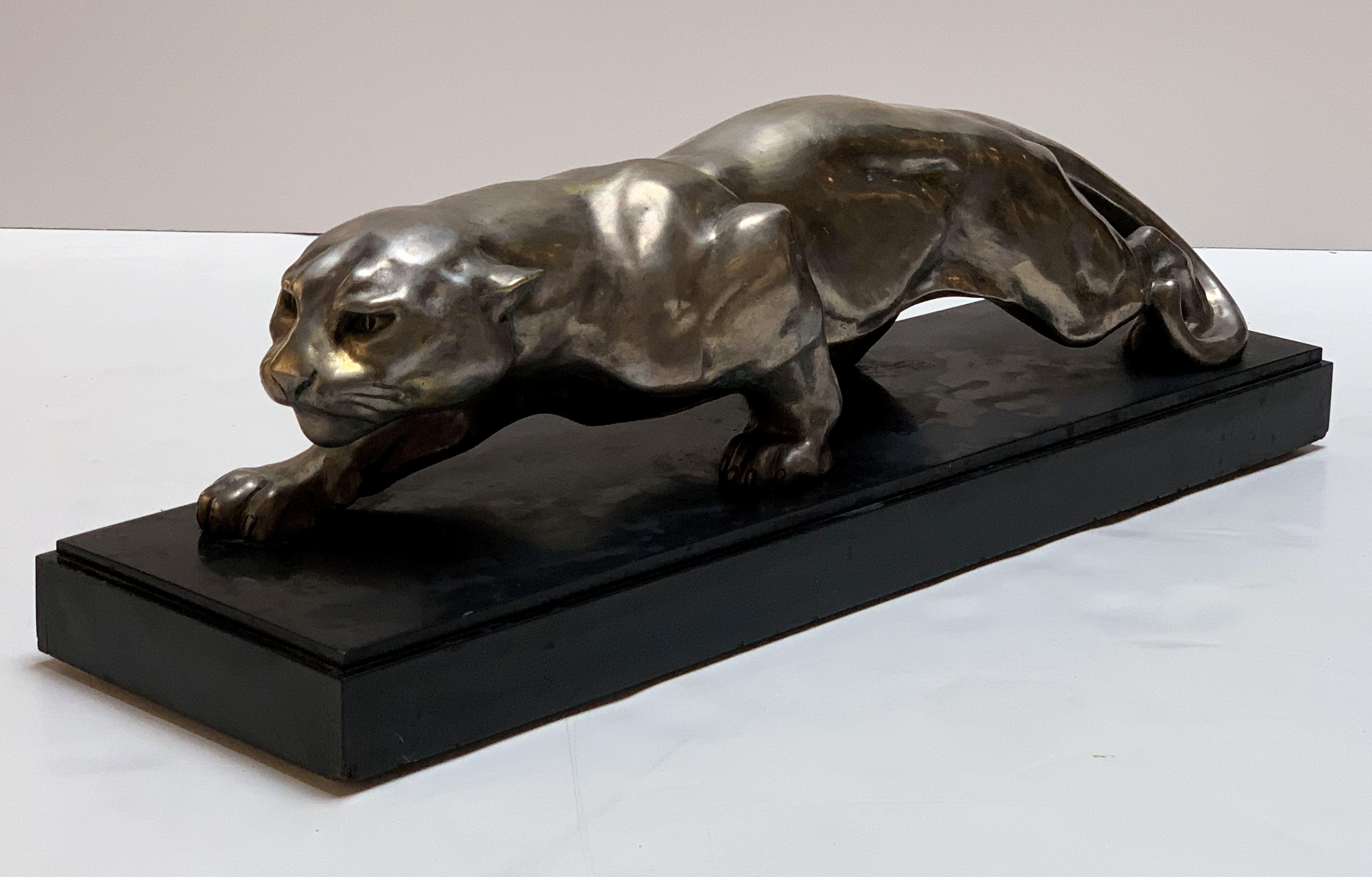 Große französische Art Deco Bronze Panther Skulptur auf Marmor von Deslin (Versilbert)